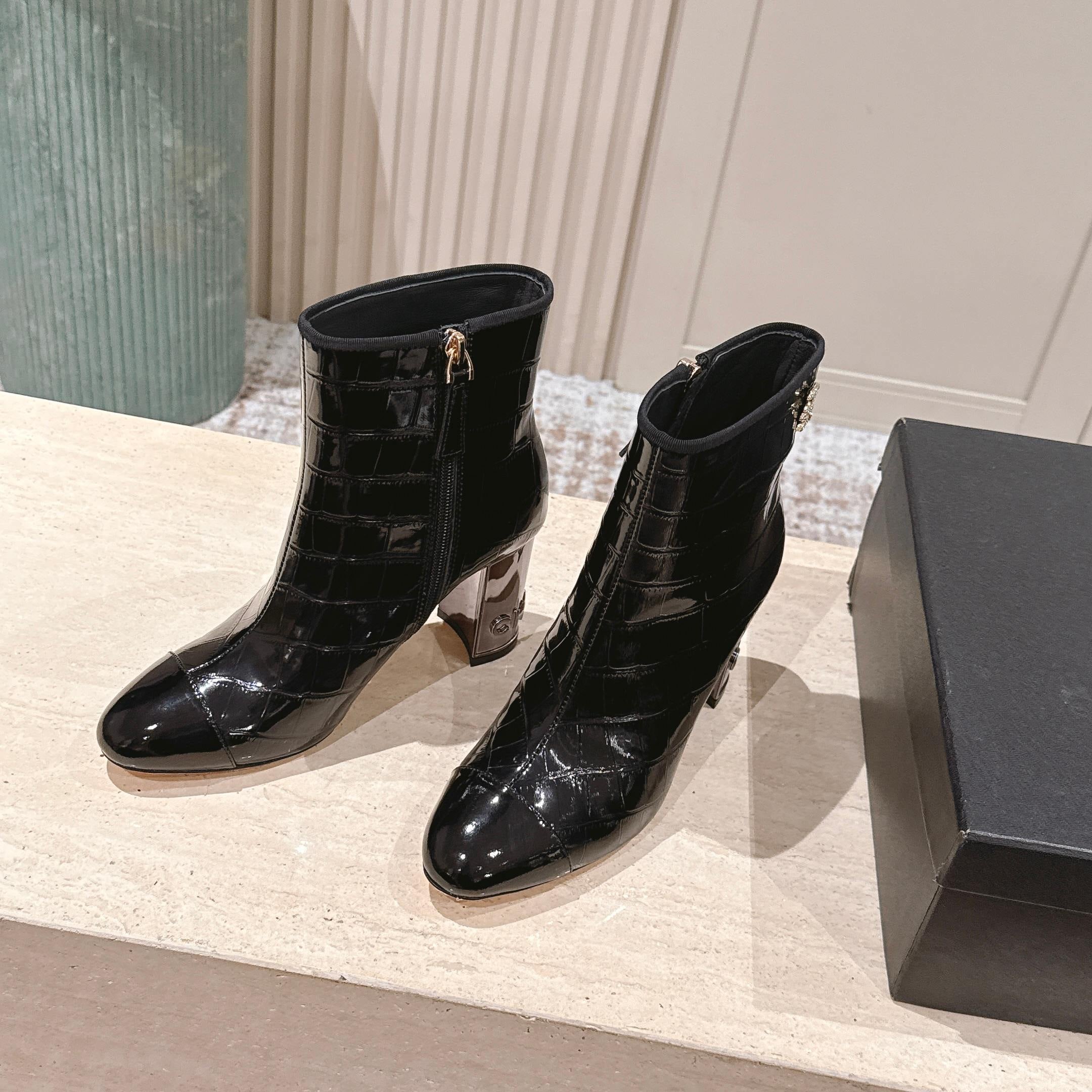 CC high-heeled ankle boots black patent calfskin 532831