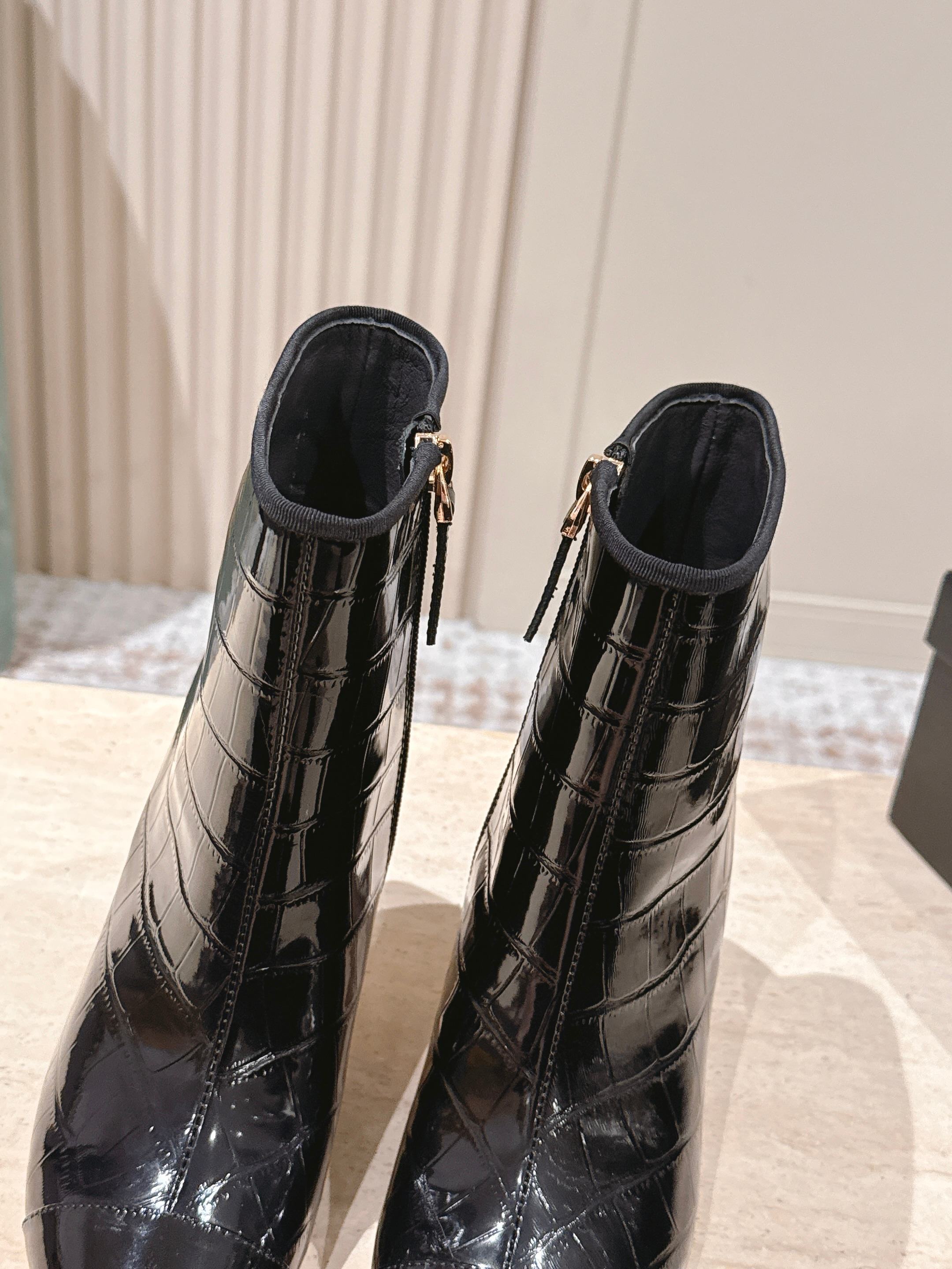 CC high-heeled ankle boots black patent calfskin 532831