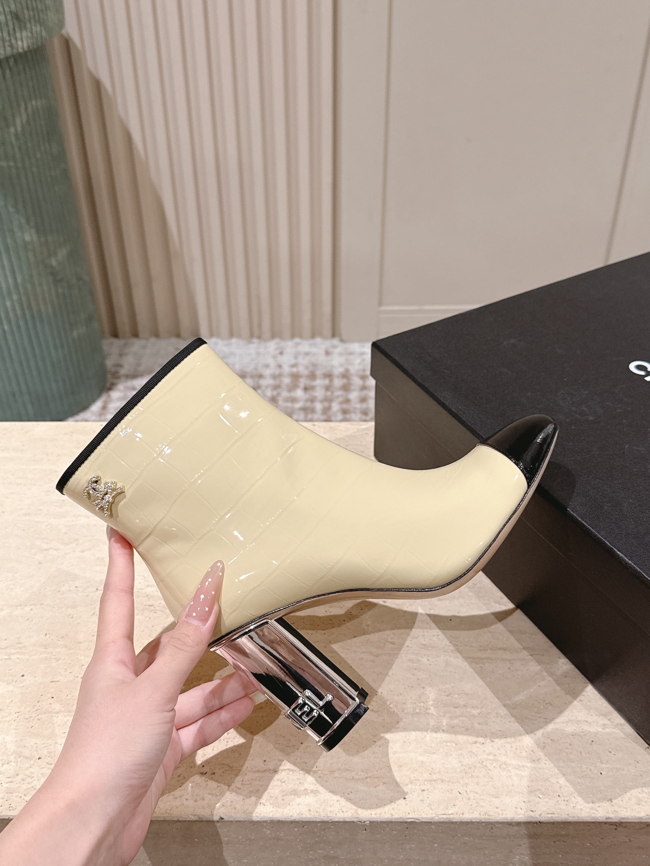 CC high-heeled ankle boots beige black patent calfskin 532832