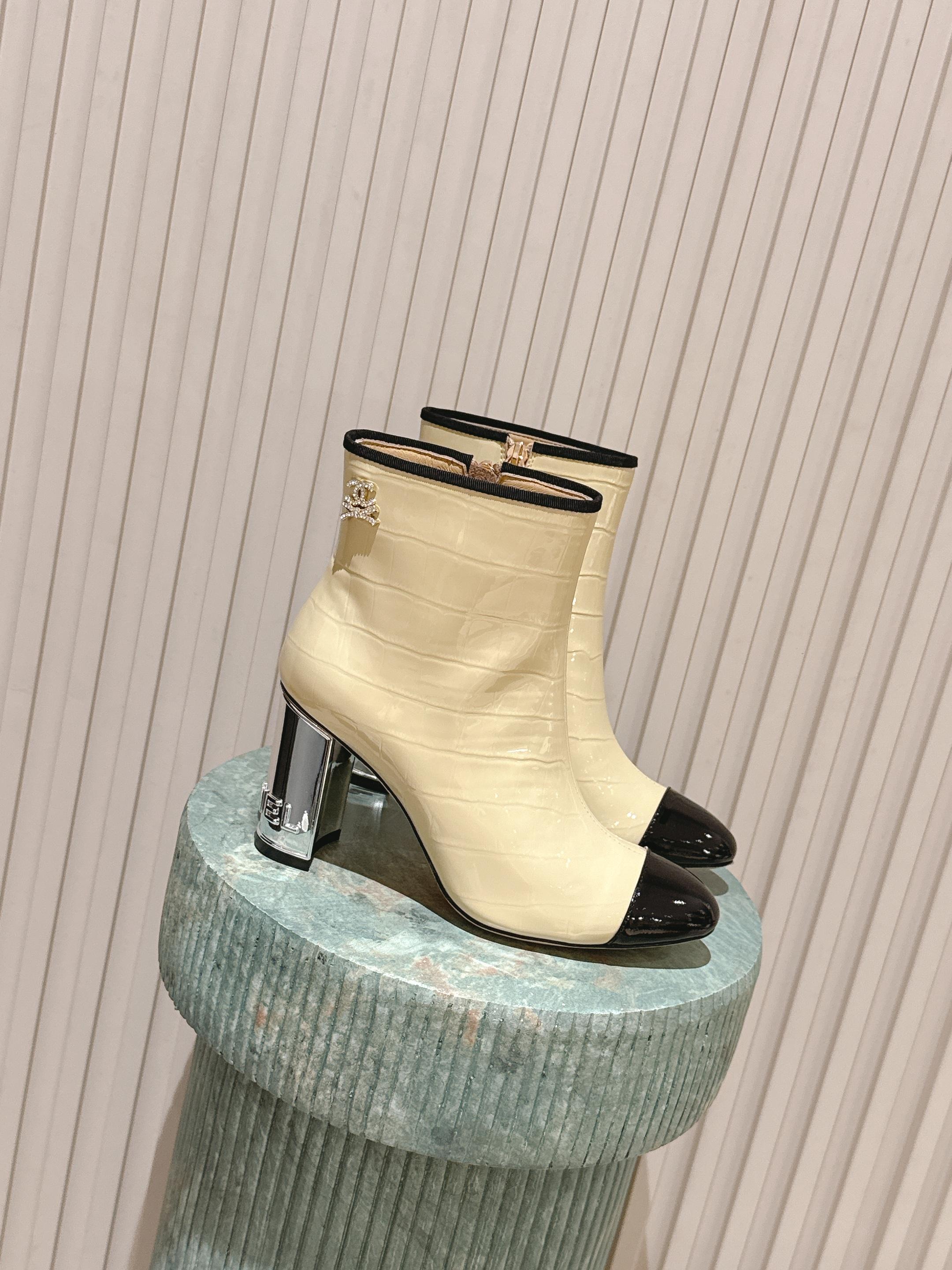 CC high-heeled ankle boots beige black patent calfskin 532832