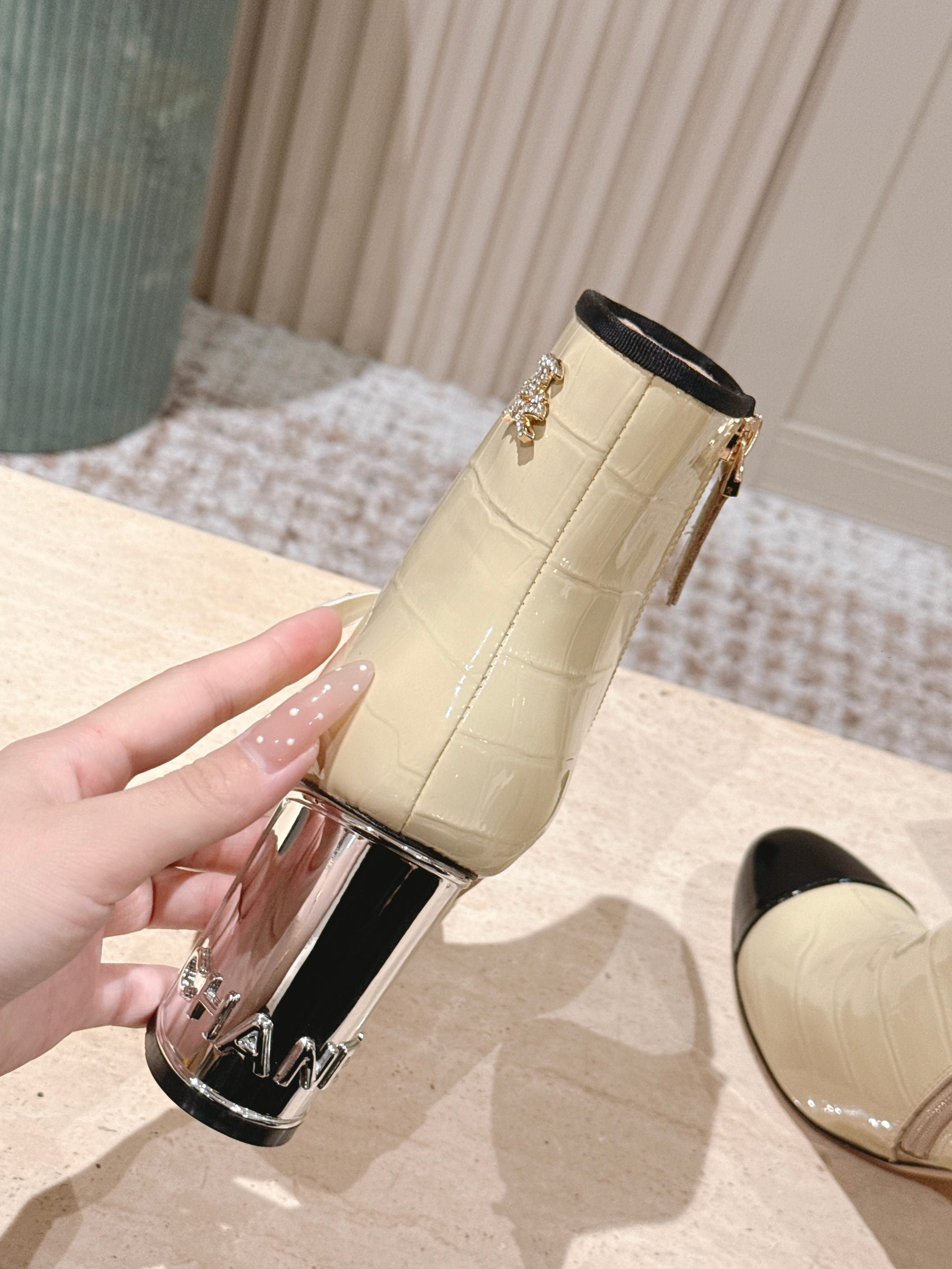 CC high-heeled ankle boots beige black patent calfskin 532832