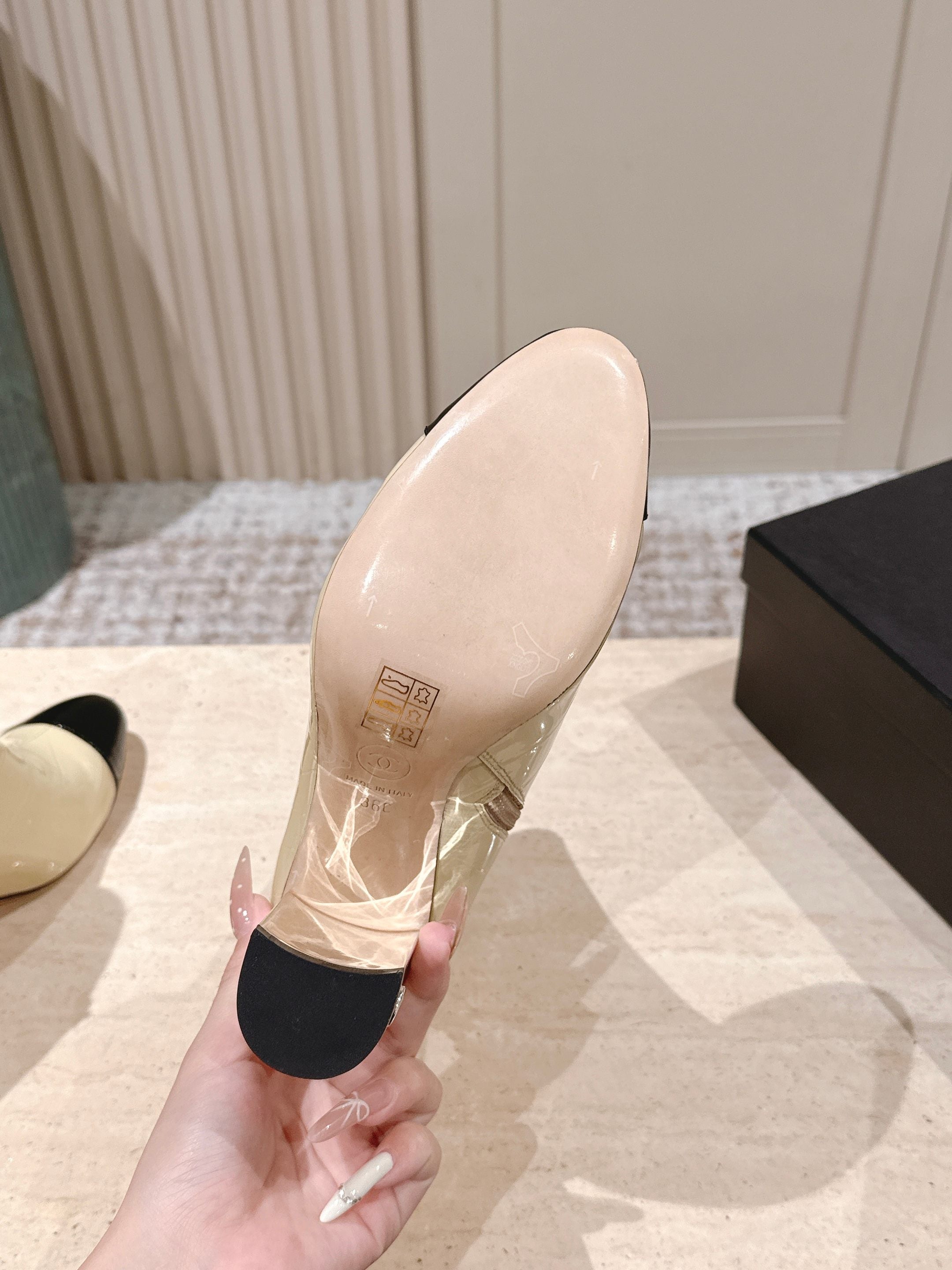 CC high-heeled ankle boots beige black patent calfskin 532832