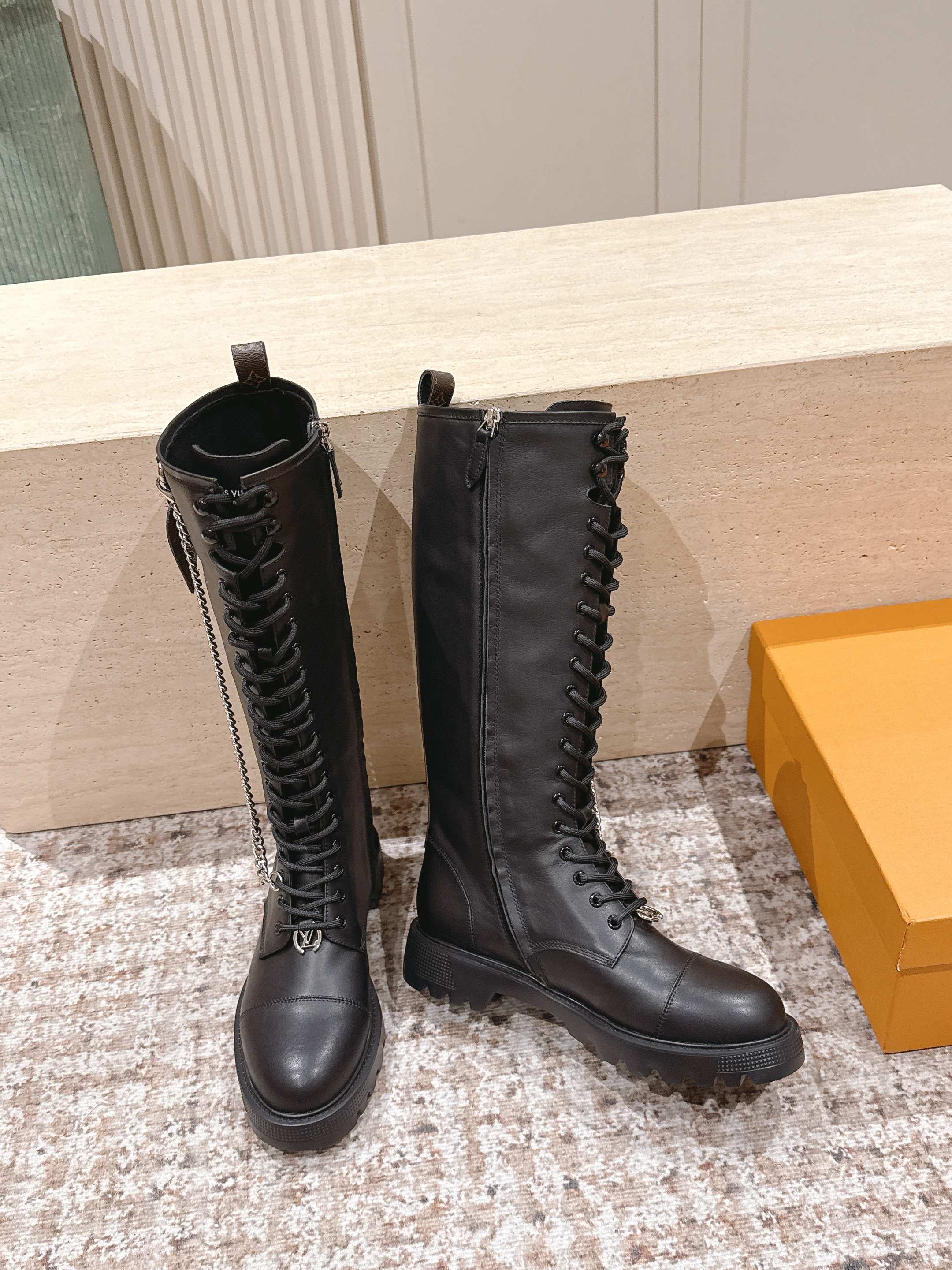 LV 25 Martin Boots Black Cowhide 576913