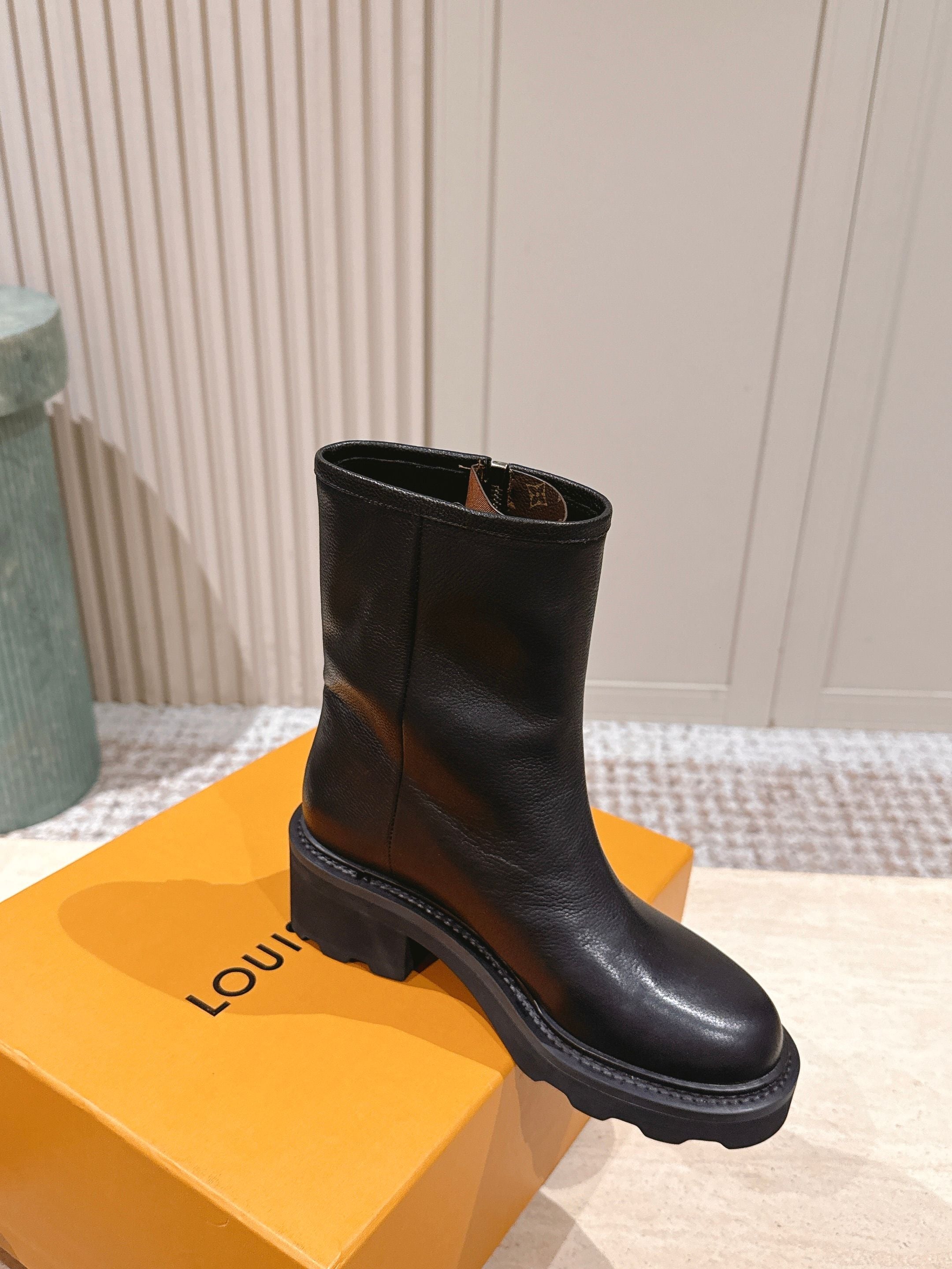 LV 25 Ankle Boots Black Cowhide 576918