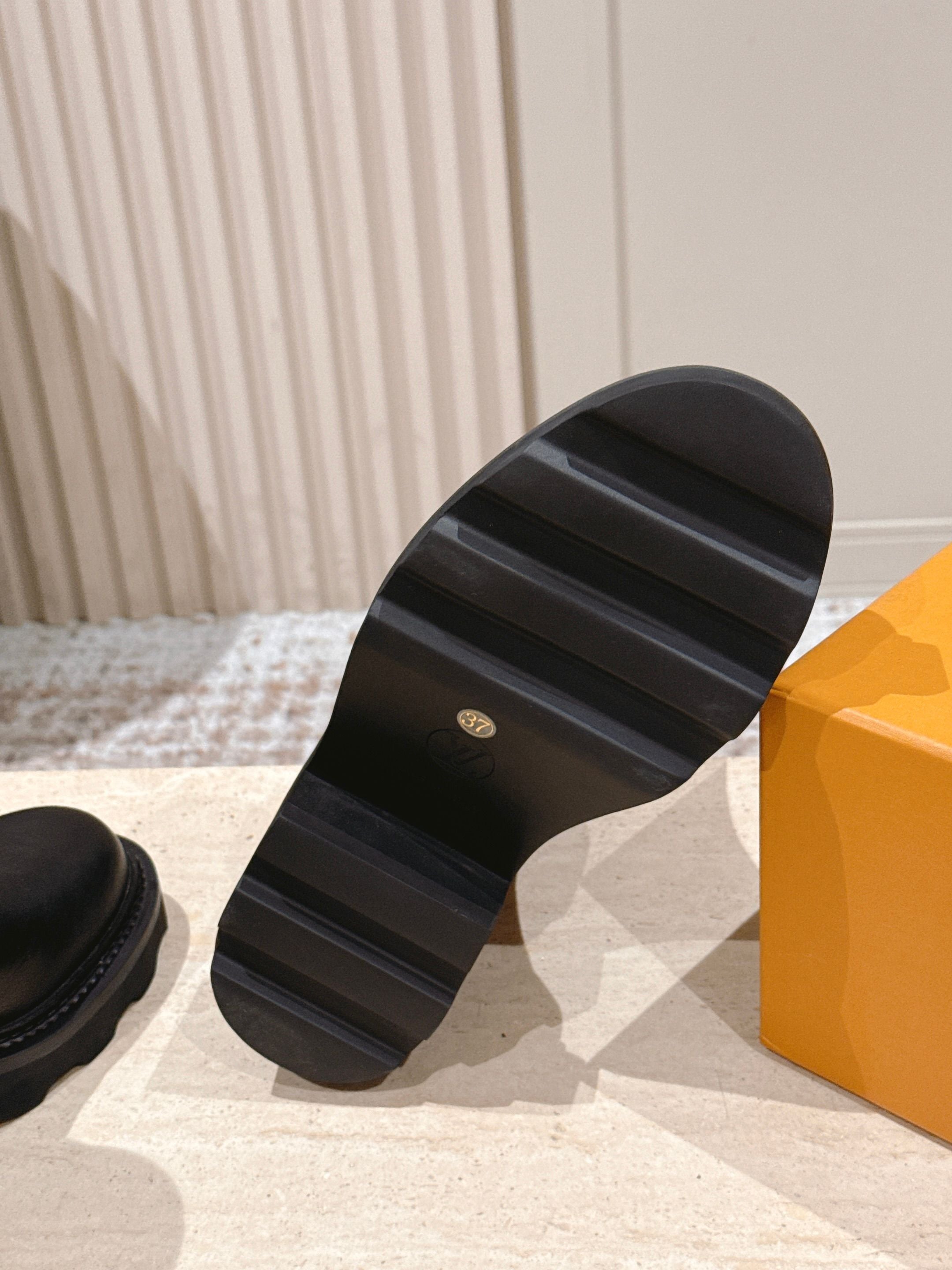 LV 25 Ankle Boots Black Cowhide 576918