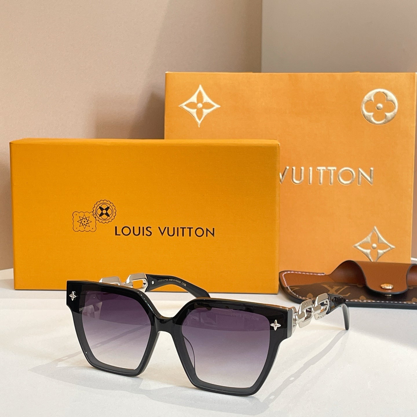 Louis Vuitton Sunglasses 690927