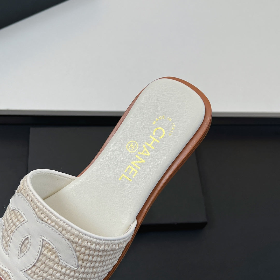 CC Slippers In White Palm Fiber 149736
