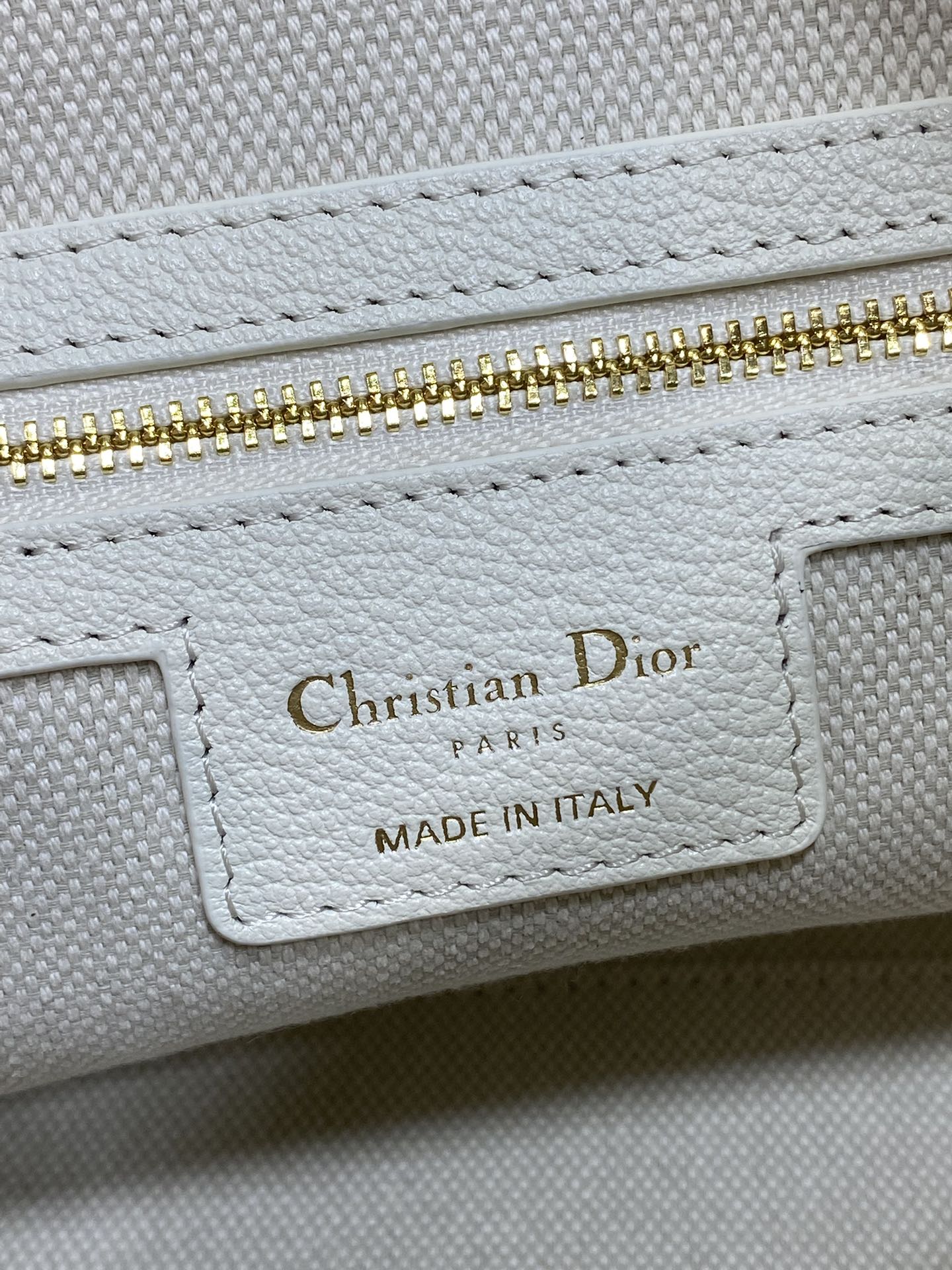 Dior 2025 Voyage Bag 34cm White Grained Calfskin 267767