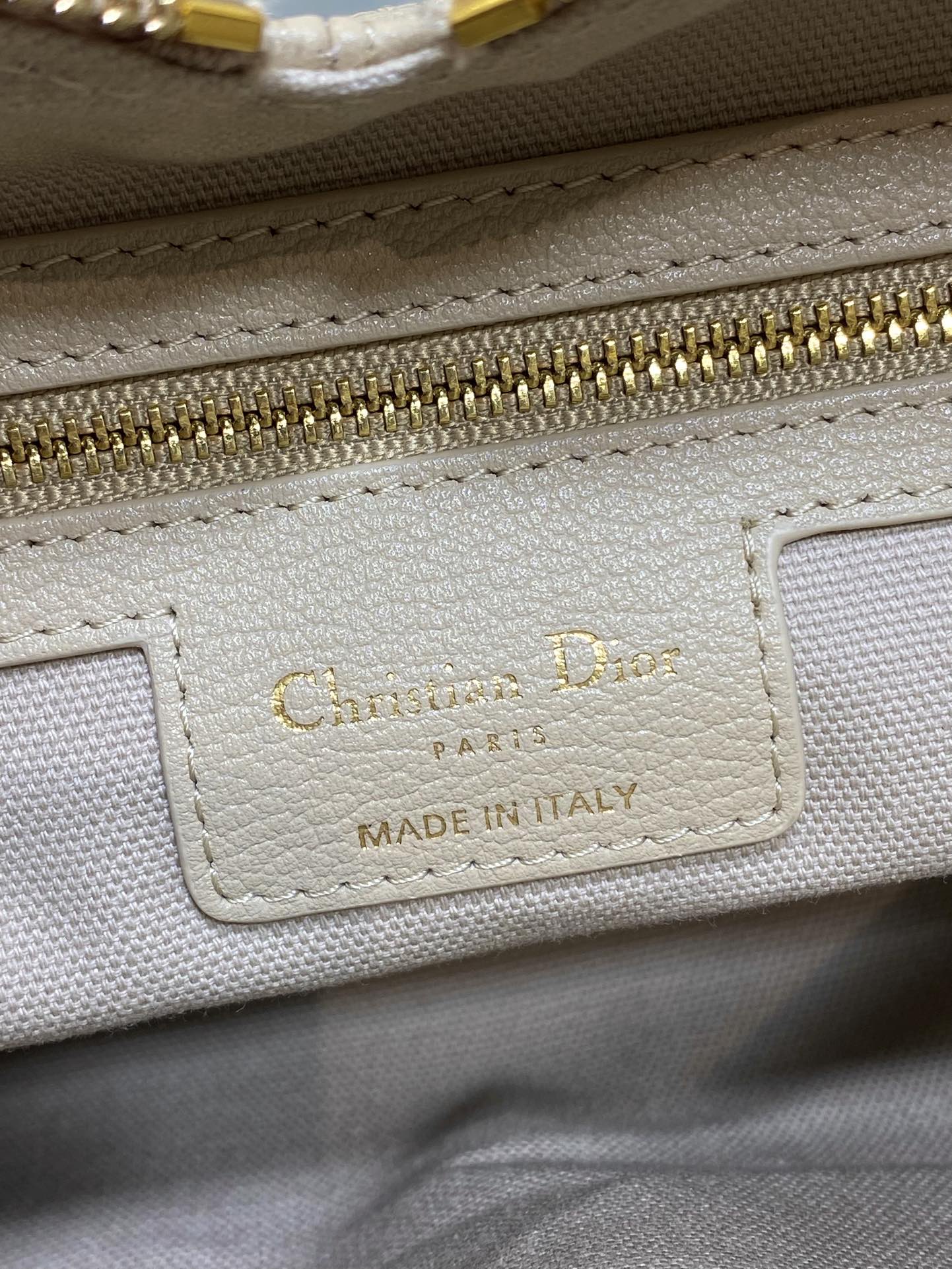 Dior 2025 Voyage Bag 28cm Powder Beige Grained Calfskin 267775