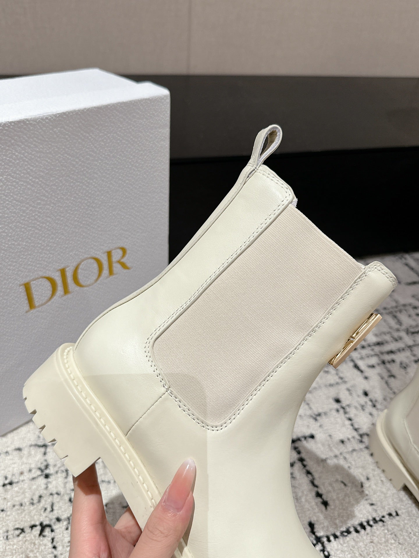 CD Miss Dior Chelsea Boots In White Calfskin  103728