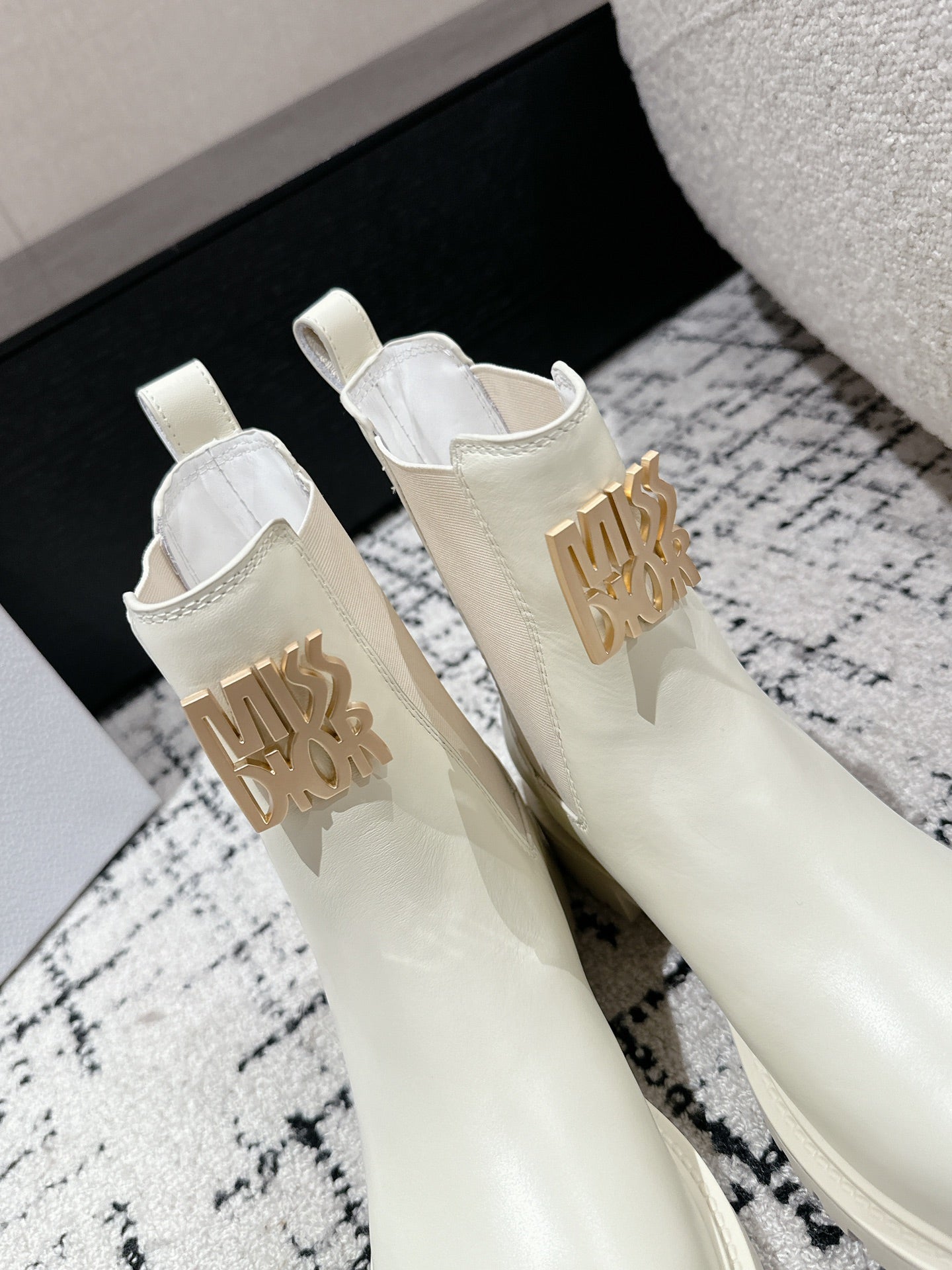 CD Miss Dior Chelsea Boots In White Calfskin  103728
