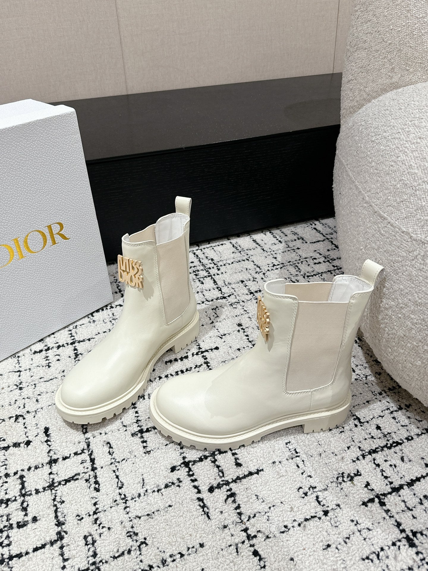 CD Miss Dior Chelsea Boots In White Calfskin  103728