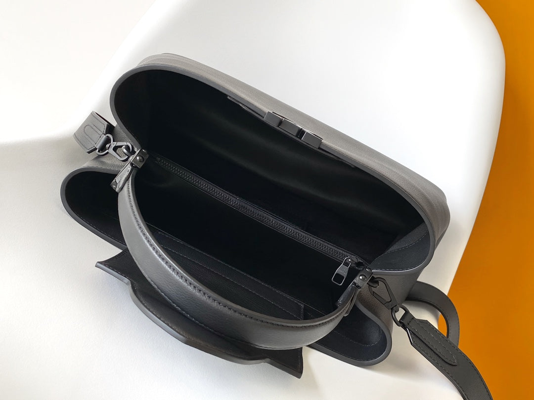 CAPUCINES GM 38CM ALL  BLACK TAURILLON LEATHER 252015