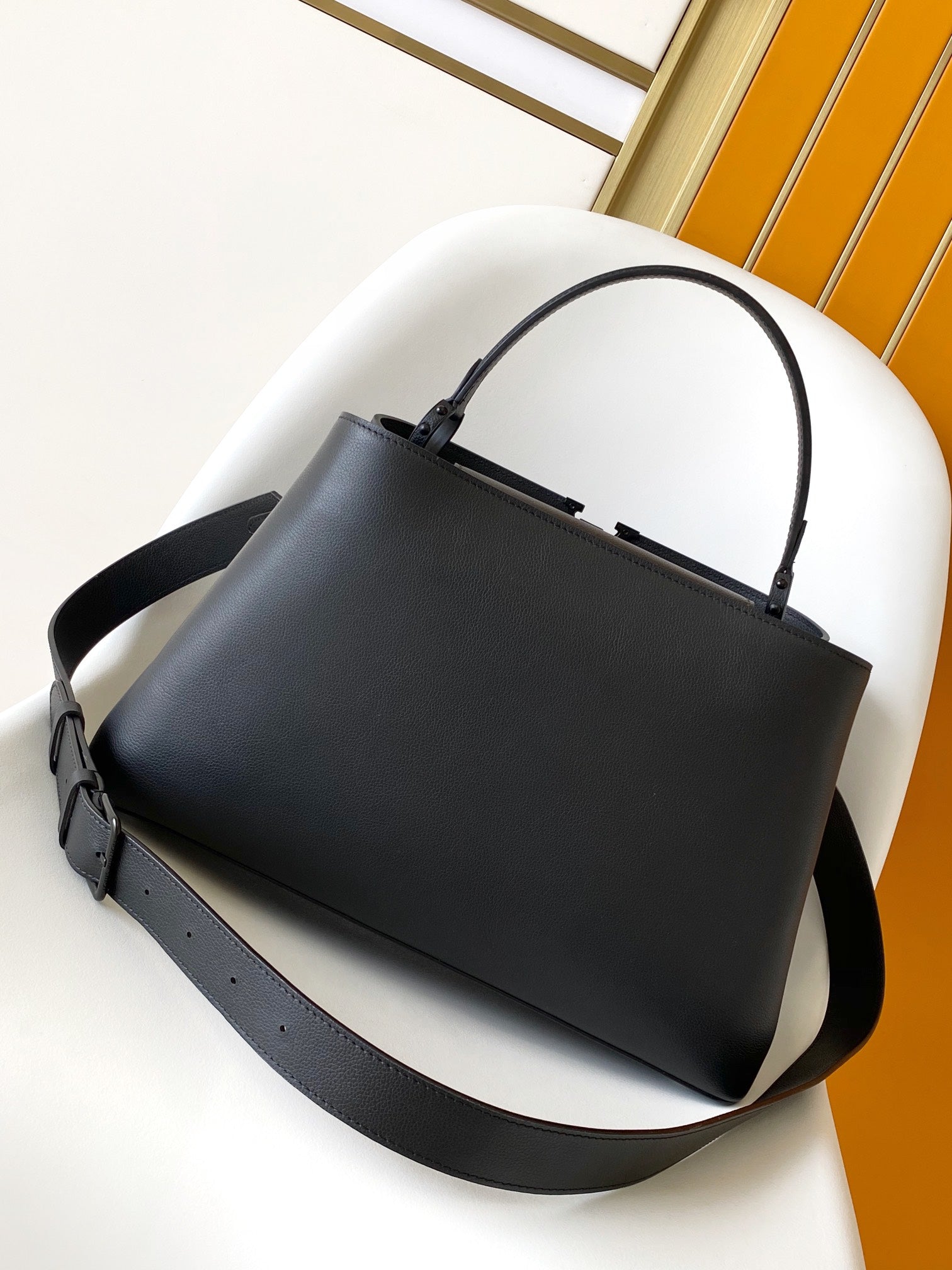 CAPUCINES GM 38CM ALL  BLACK TAURILLON LEATHER 252015