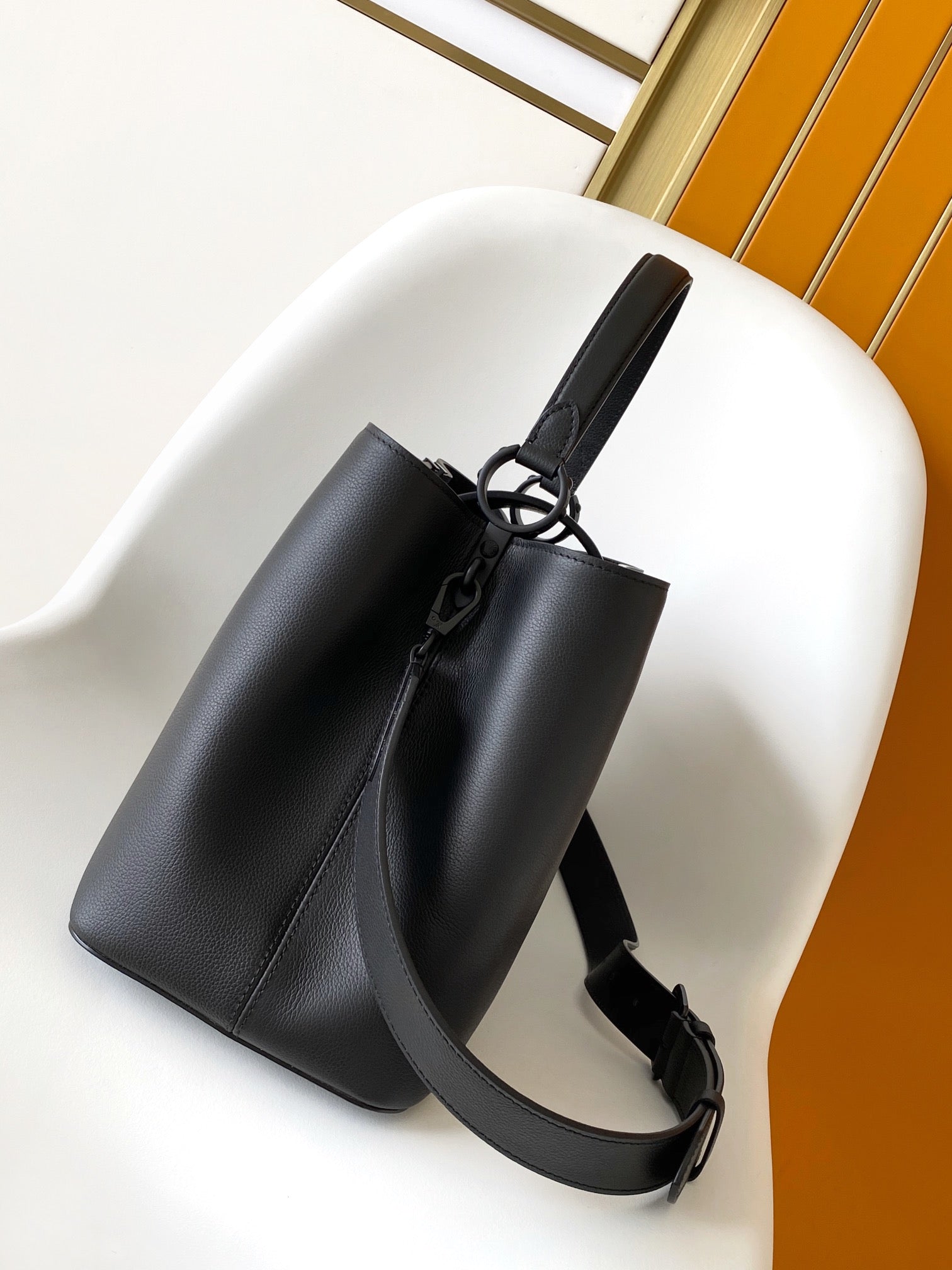 CAPUCINES GM 38CM ALL  BLACK TAURILLON LEATHER 252015