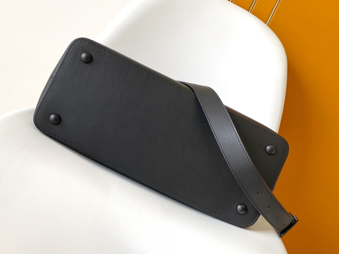 CAPUCINES GM 38CM ALL  BLACK TAURILLON LEATHER 252015