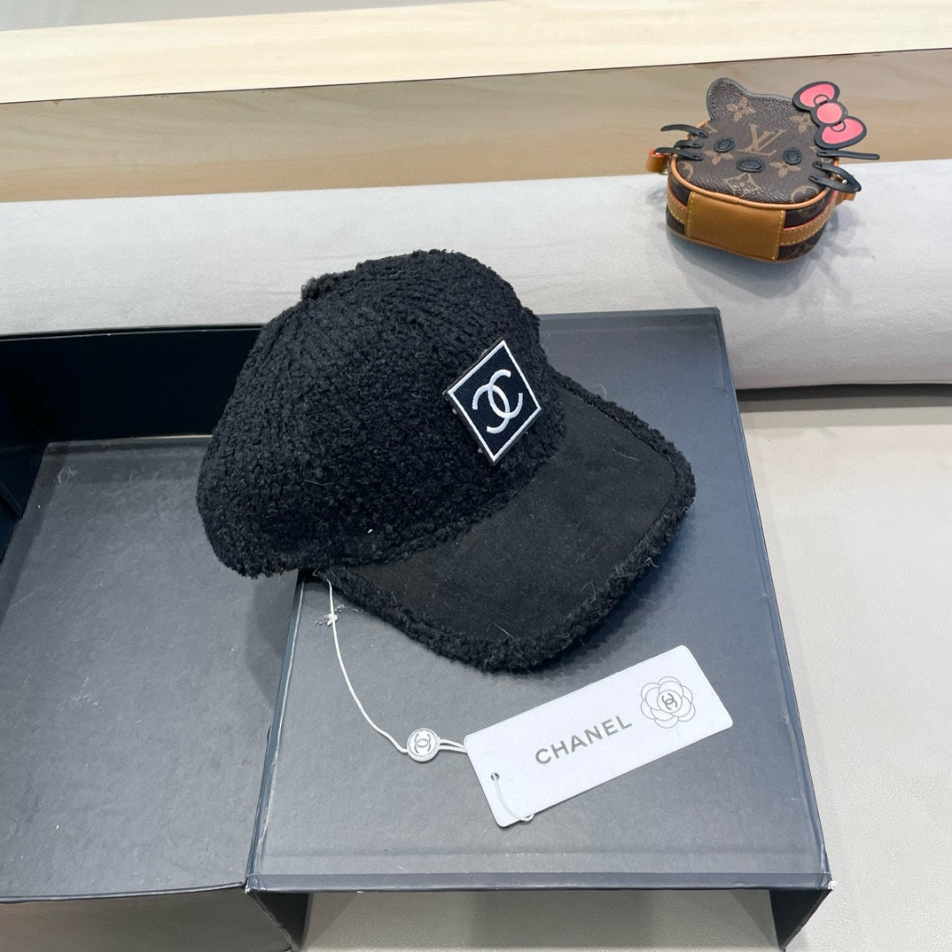 BASEBALL CAP IN BLACK SHEARLING 422433
