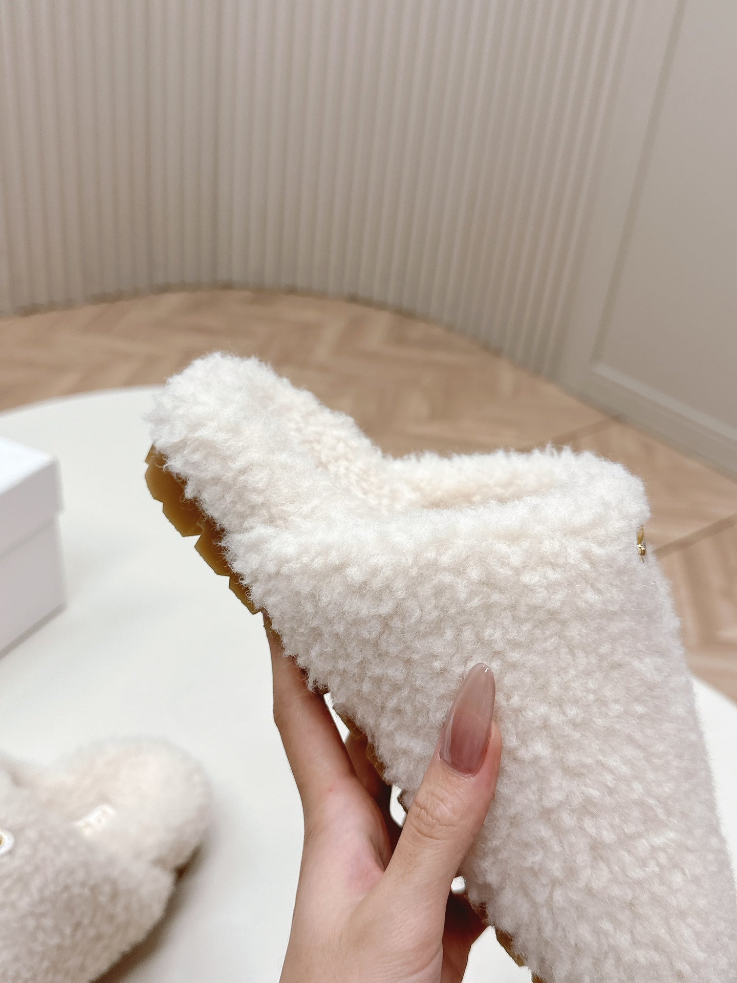 MULES ATTACHED TRIANGLE LOGO IN WHITE SHEARLING