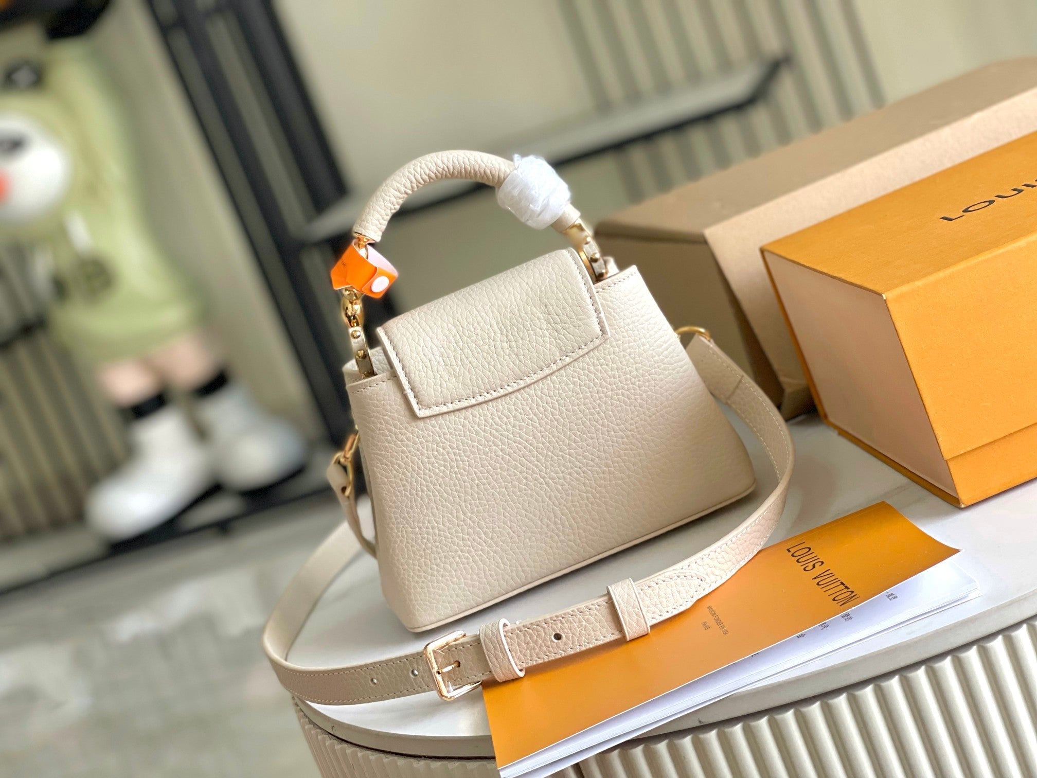 CAPUCINES BB 27 BEIGE TAURILLON GOLD HARDWARE