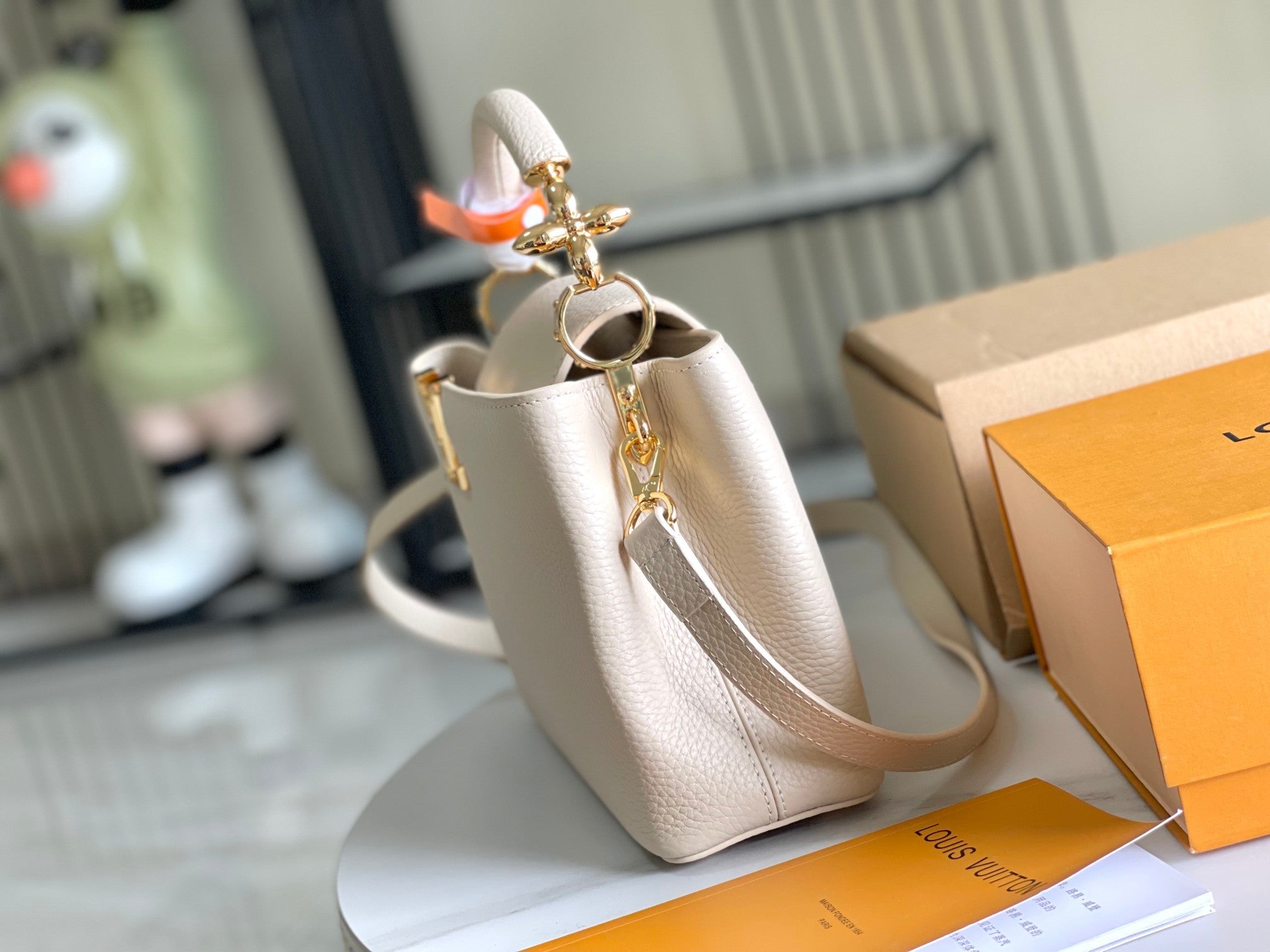 CAPUCINES MINI 21 BEIGE TAURILLON GOLD HARDWARE