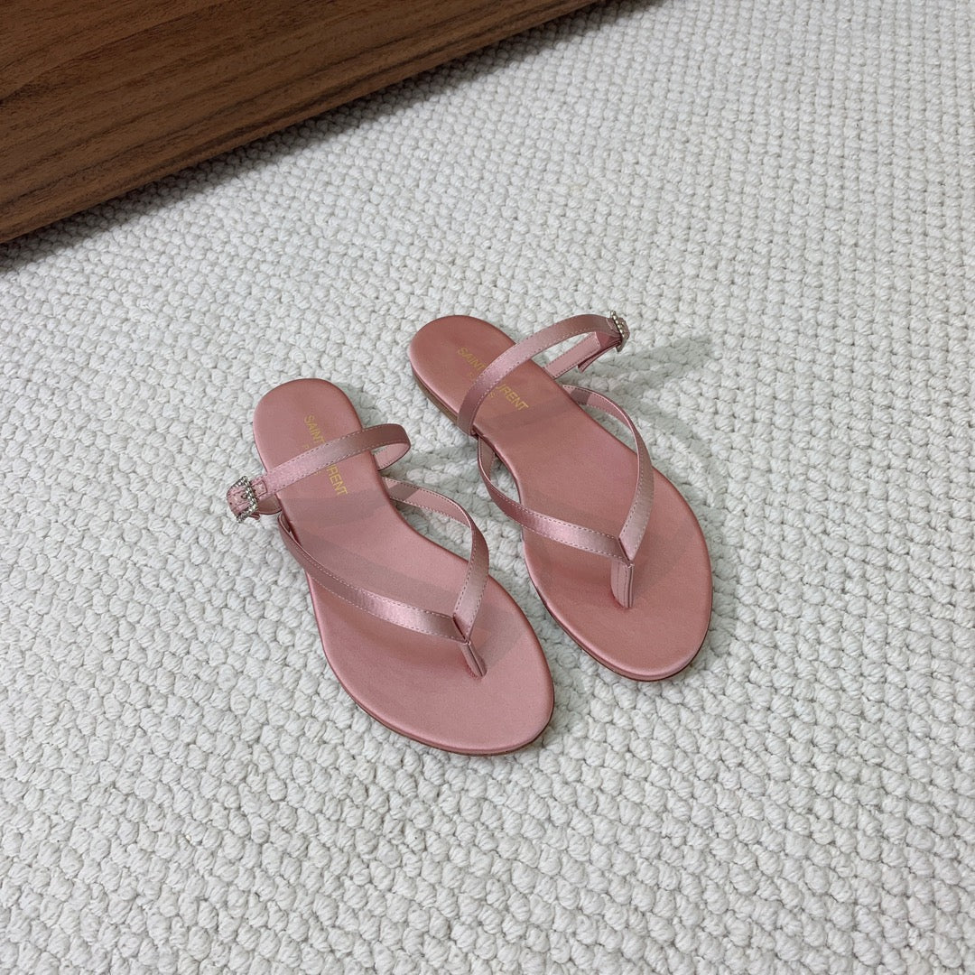 SL CRYSTAL BUCKLE THONG SANDAL LIGHT PINK SATIN