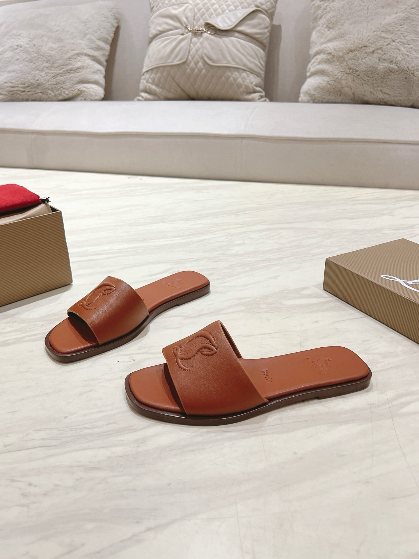 CL 25 Slippers Brown Top Layer High Gloss Calfskin 307502