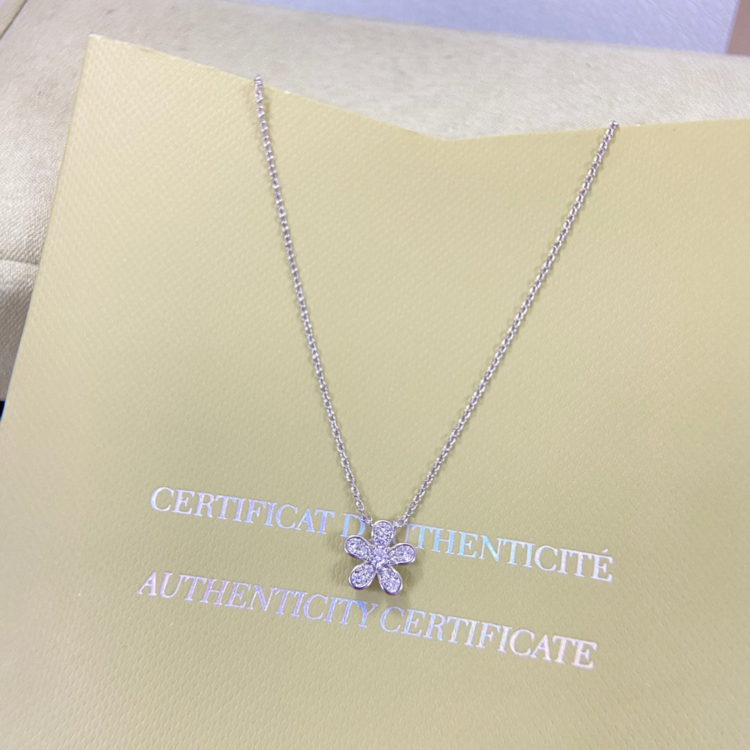 VCA Flower 1 Motifs Diamond Necklace