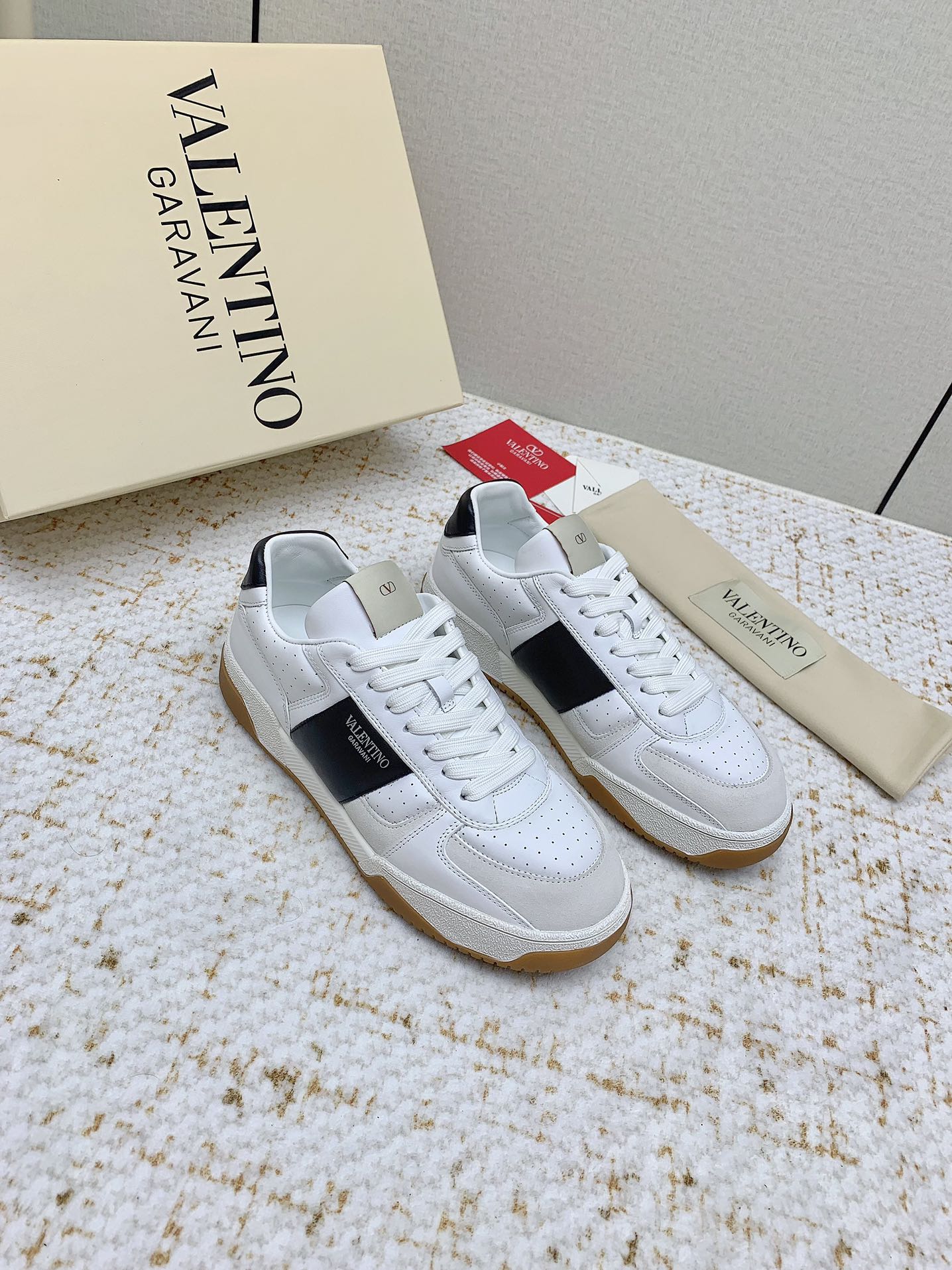 VT 25 Low Top Garavani Sneaker White Black Cowhide 331677