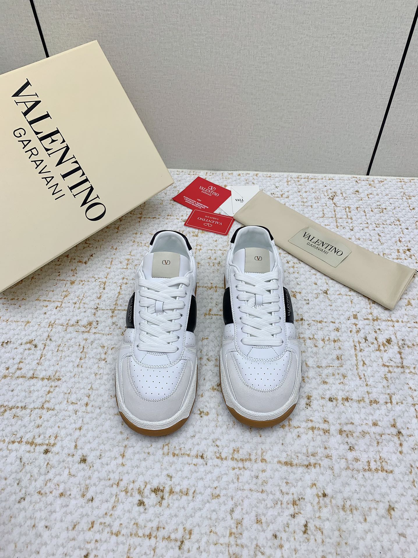 VT 25 Low Top Garavani Sneaker White Black Cowhide 331677