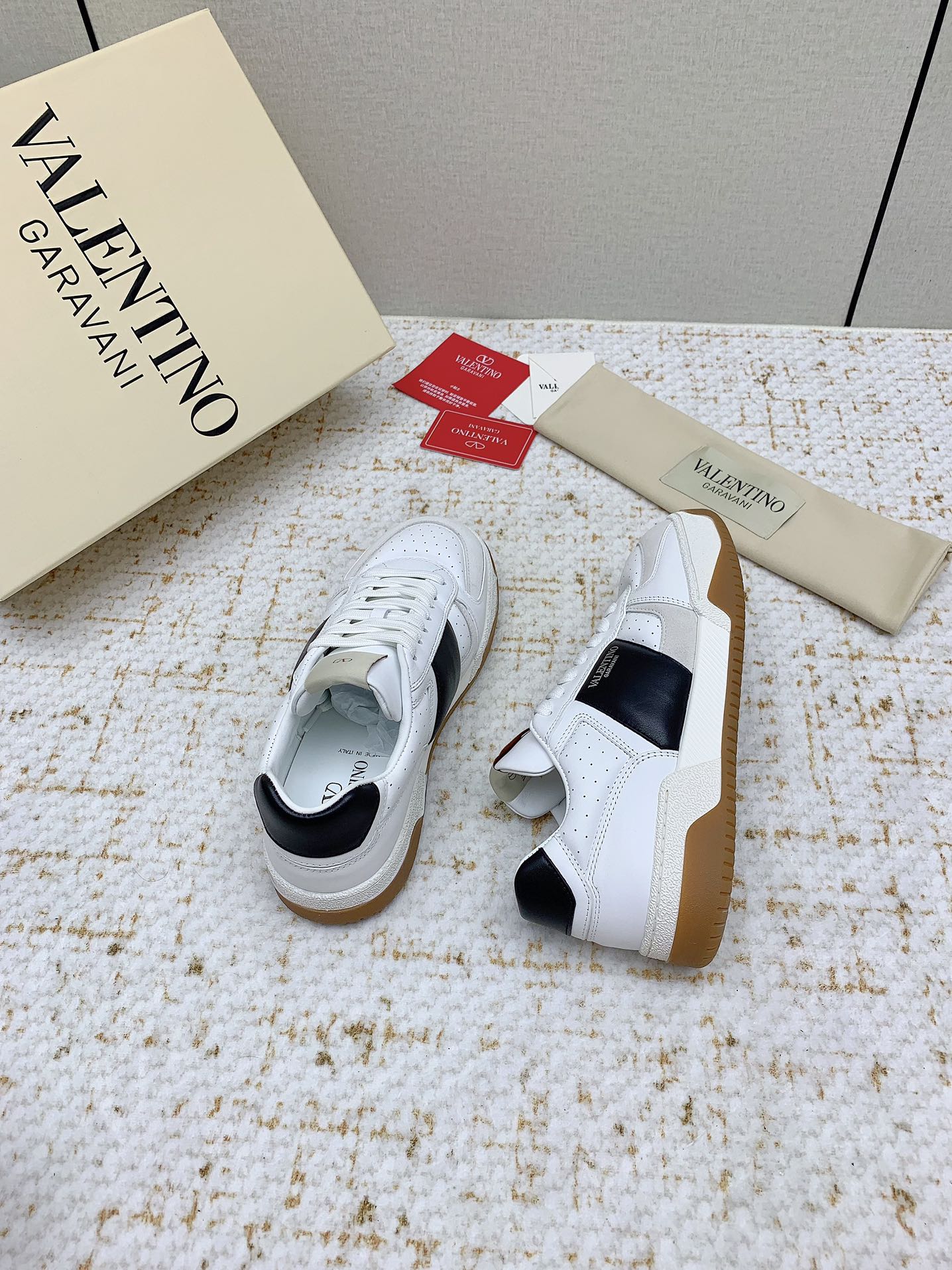 VT 25 Low Top Garavani Sneaker White Black Cowhide 331677