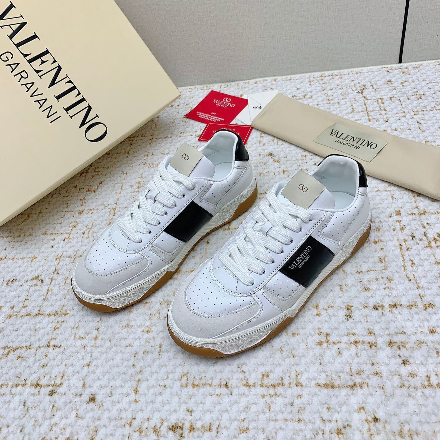 VT 25 Low Top Garavani Sneaker White Black Cowhide 331677