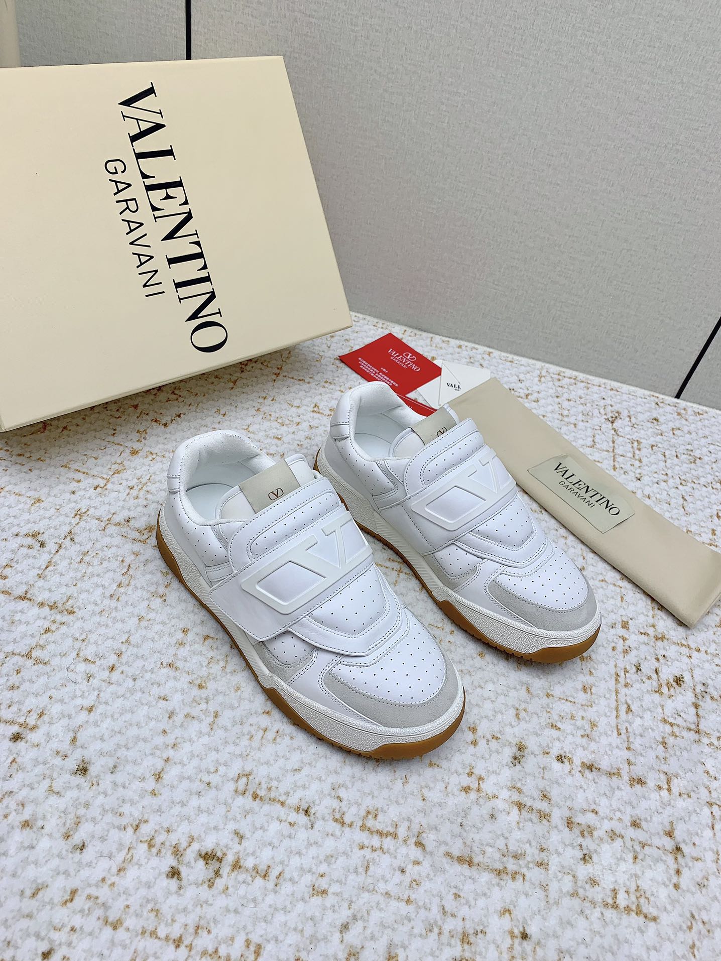 VT 25 Joy Play Low Top Sneaker White Cowhide 331680