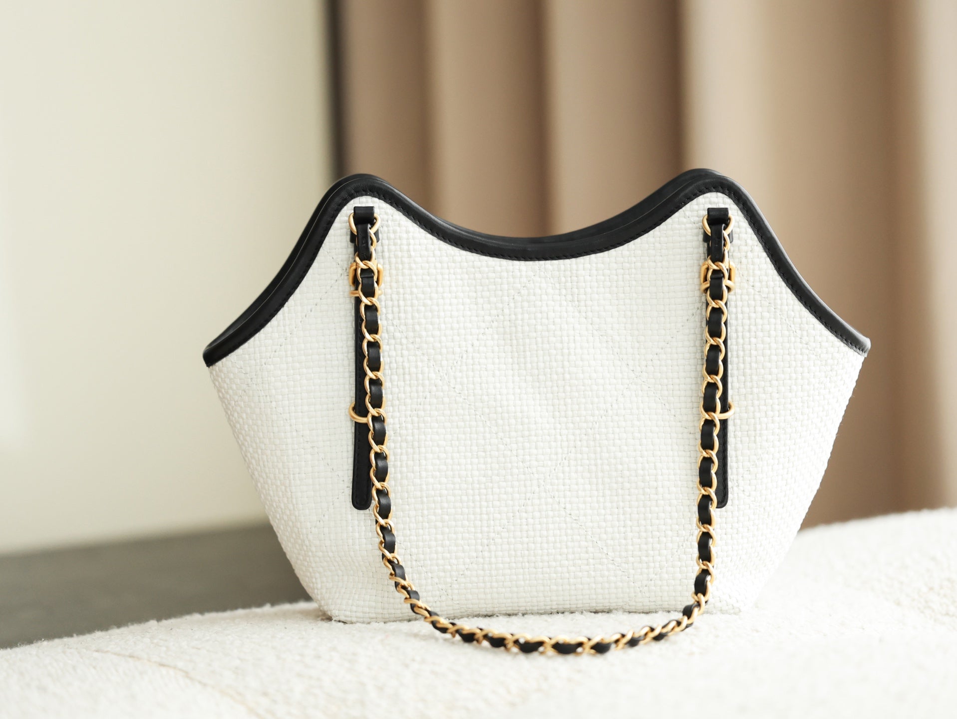 Chanel 2026 Maxi Hobo Bag 28cm White Straw Leather 351096