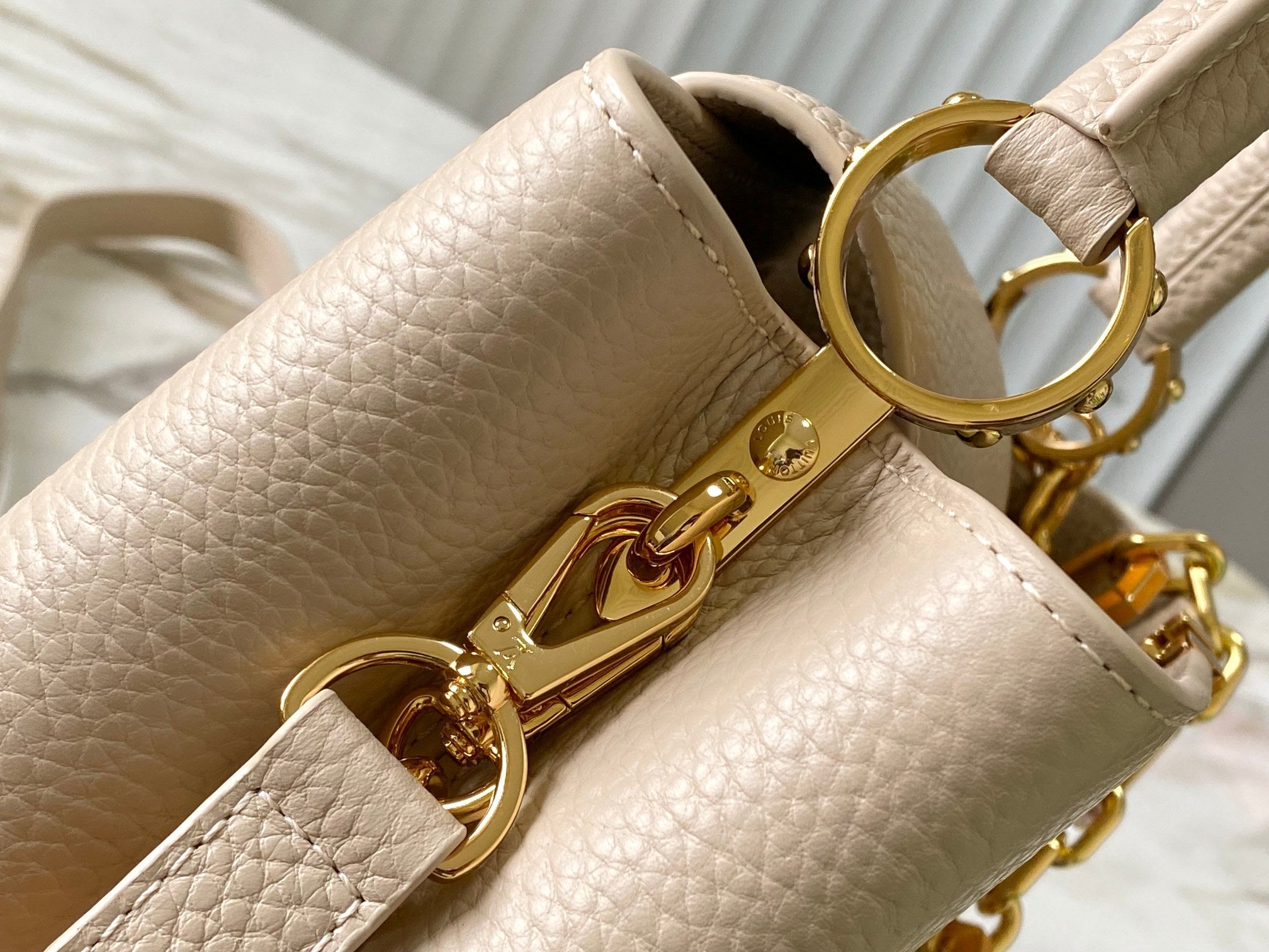 CAPUCINES BB 27CM BEIGE TAURILLON LEATHER