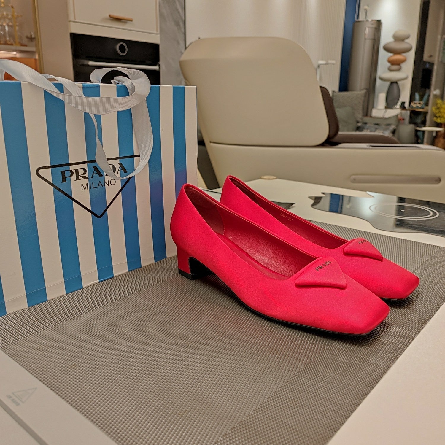 TRIANGLE LOGO PUMPS IN RED SATIN