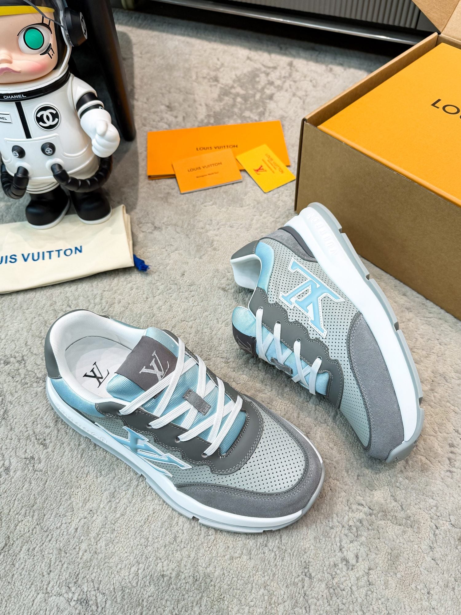 LV 26ss Classic Sneaker Gray Blue Mesh Suede 625425