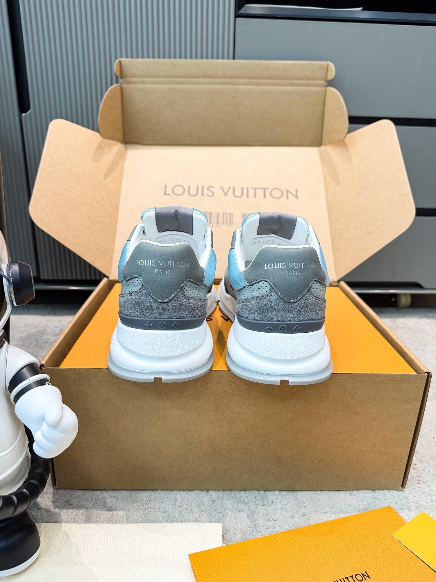 LV 26ss Classic Sneaker Gray Blue Mesh Suede 625425