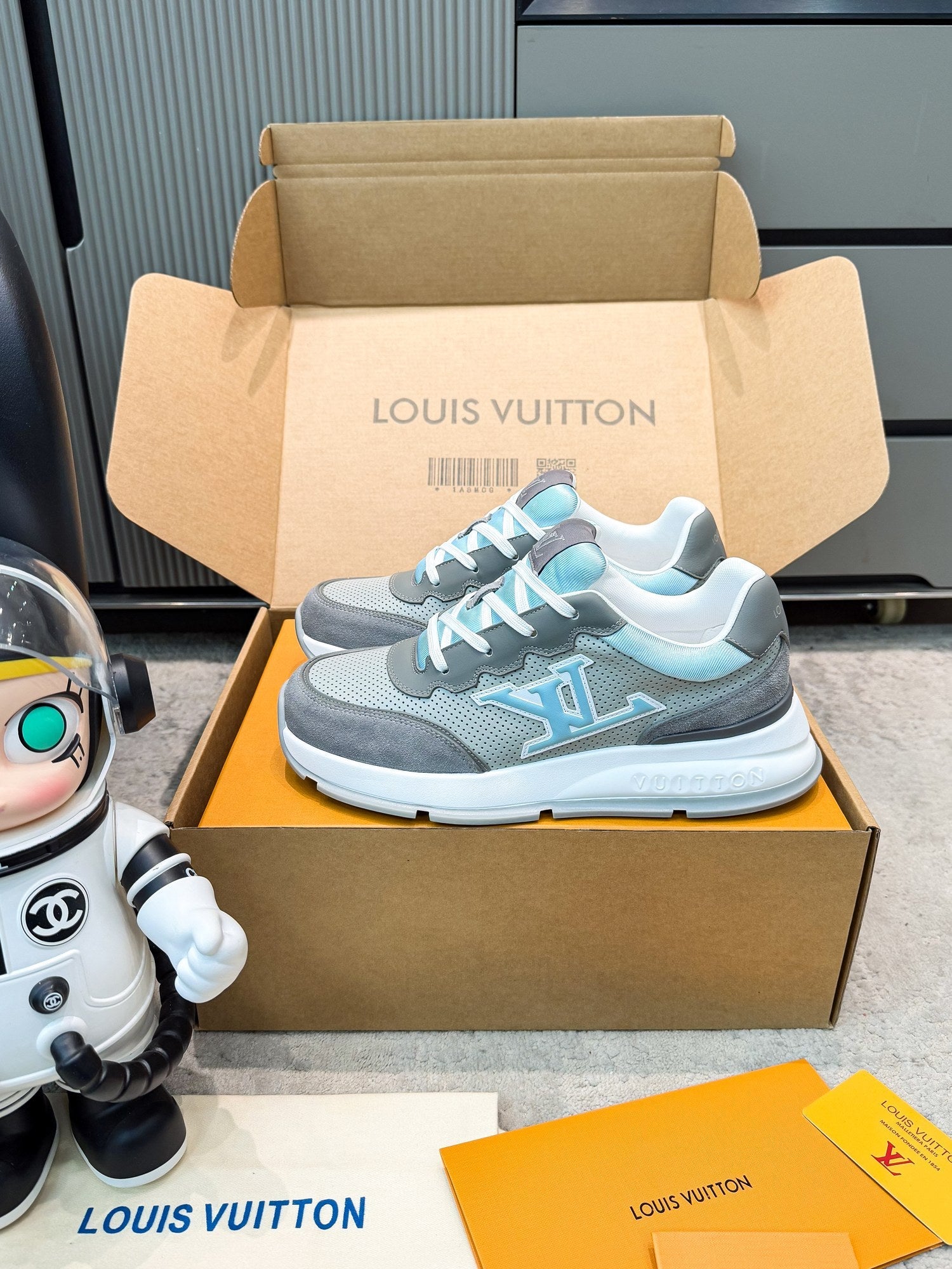 LV 26ss Classic Sneaker Gray Blue Mesh Suede 625425