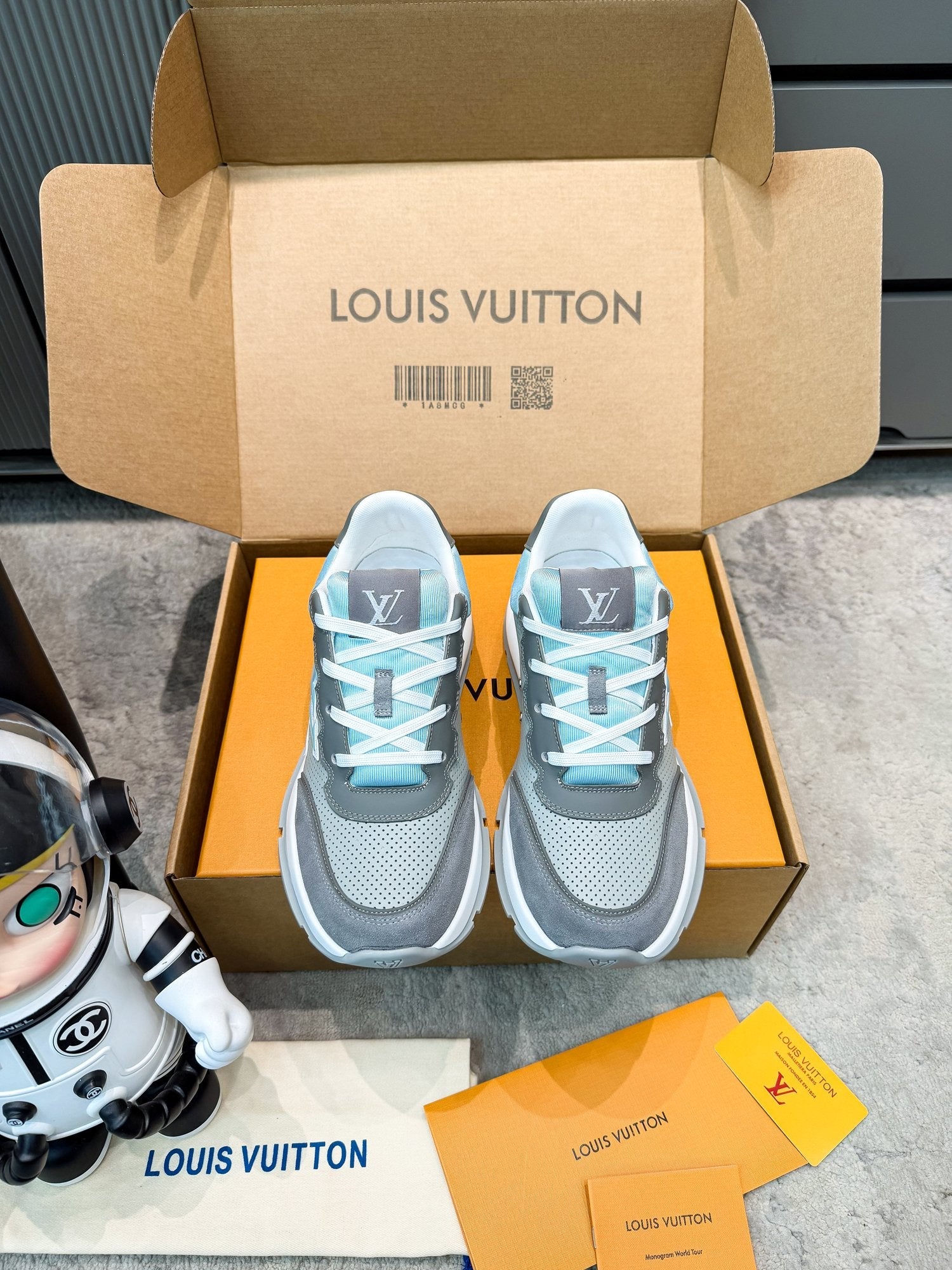 LV 26ss Classic Sneaker Gray Blue Mesh Suede 625425
