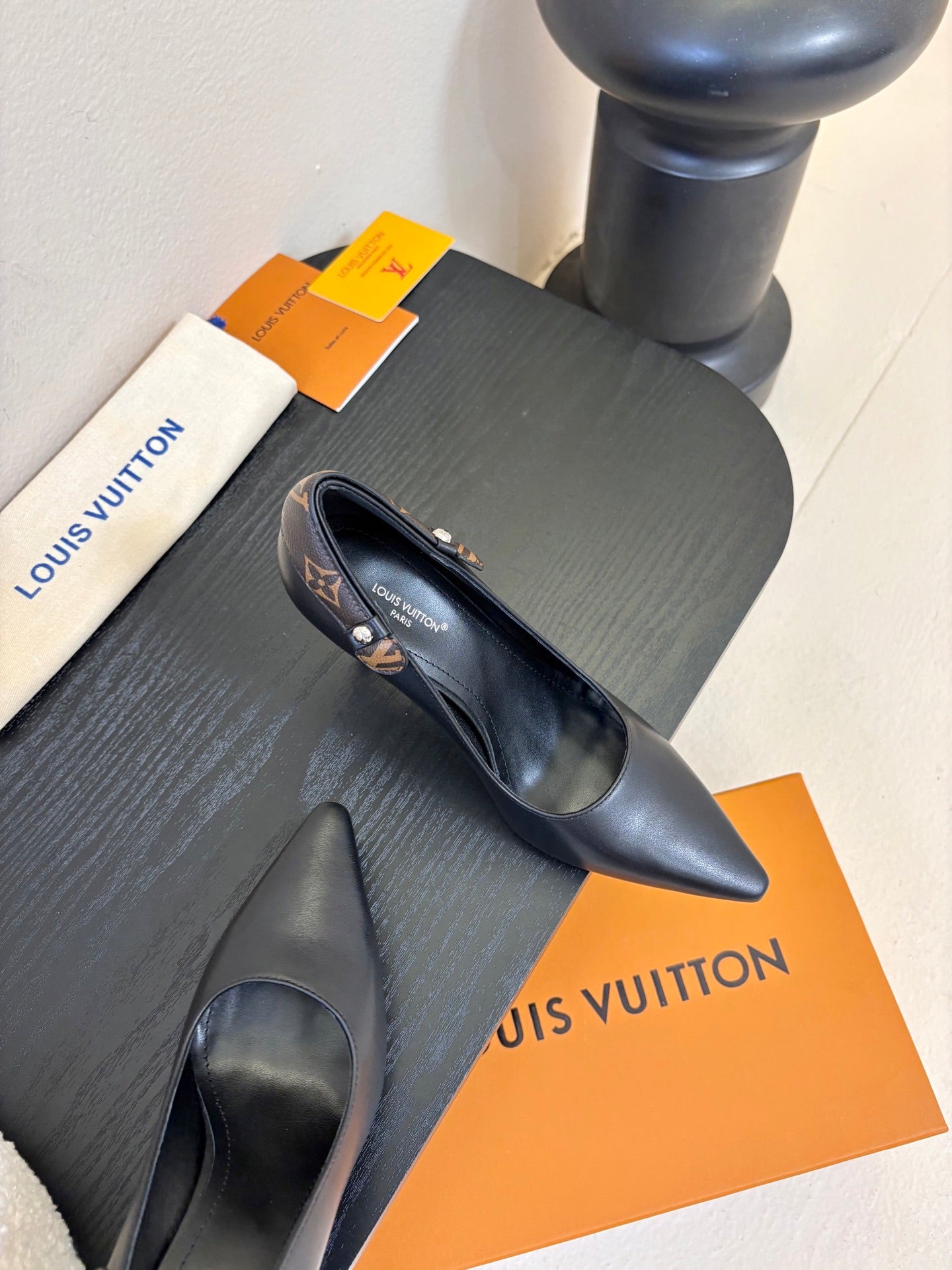 LV 26ss High Heeled Pump 90 Black Sheepskin 627235