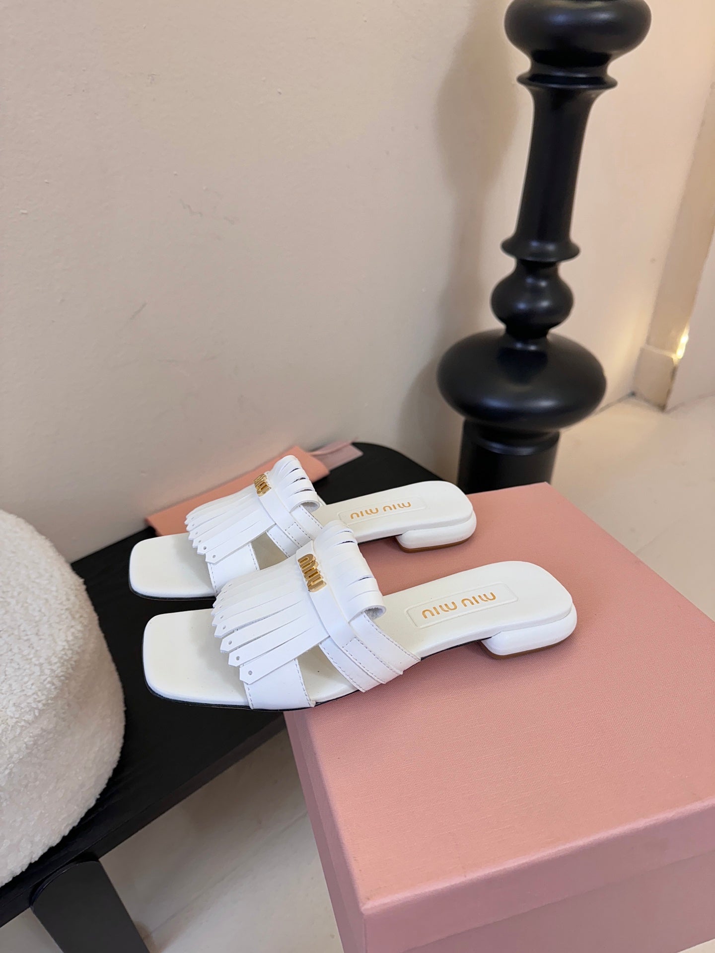 MIU 26ss Sandals White Sheepskin 627361