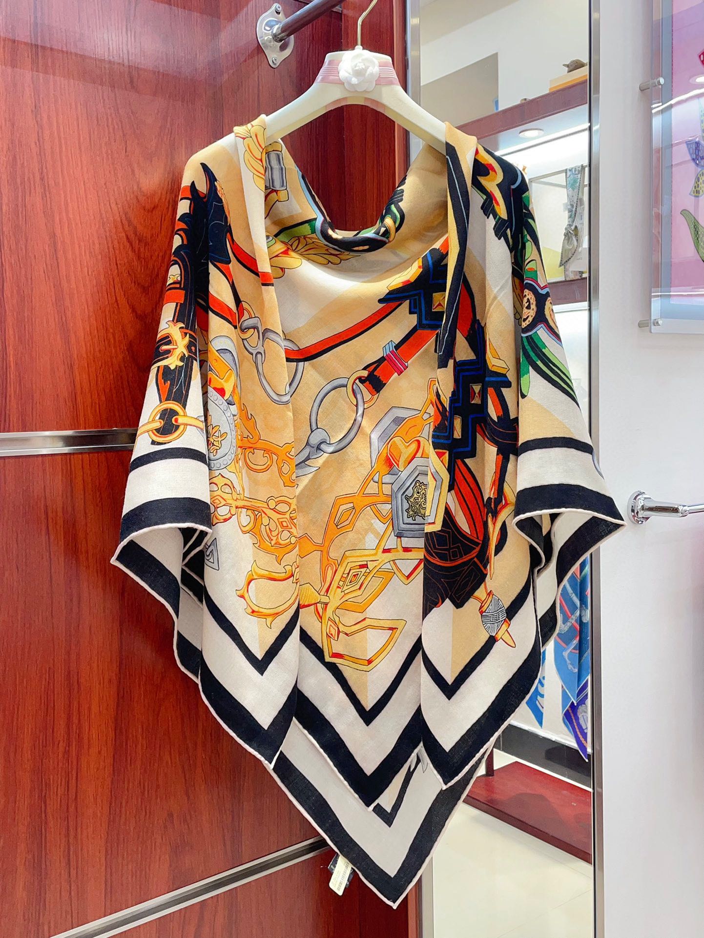 Brides Et Destin Scarf 140 CM In Light Yellow Colorful Cashmere Silk 375373