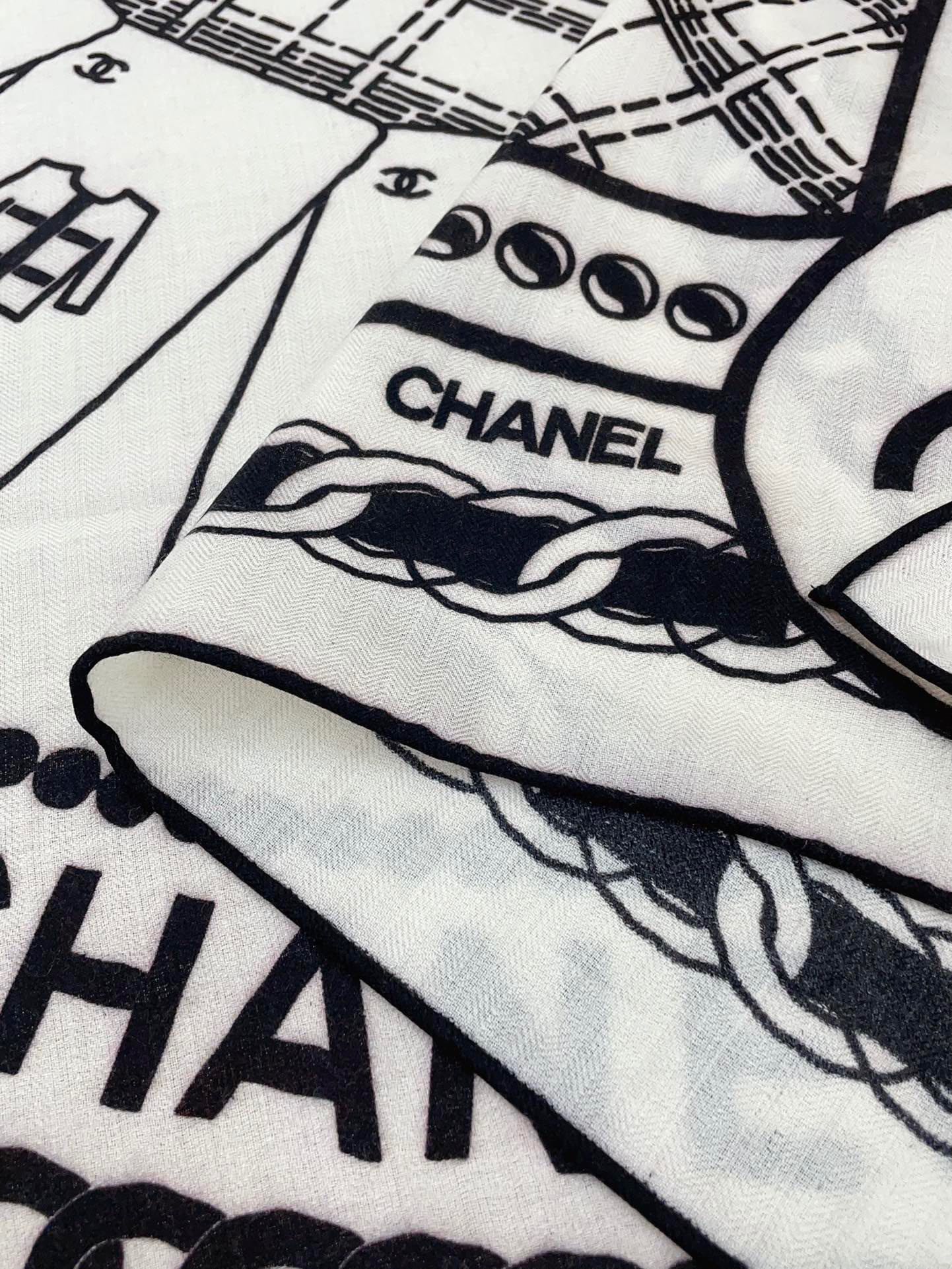 CC Square Scarf 140 CM In White Mix Black Cashmere And Silk 407279