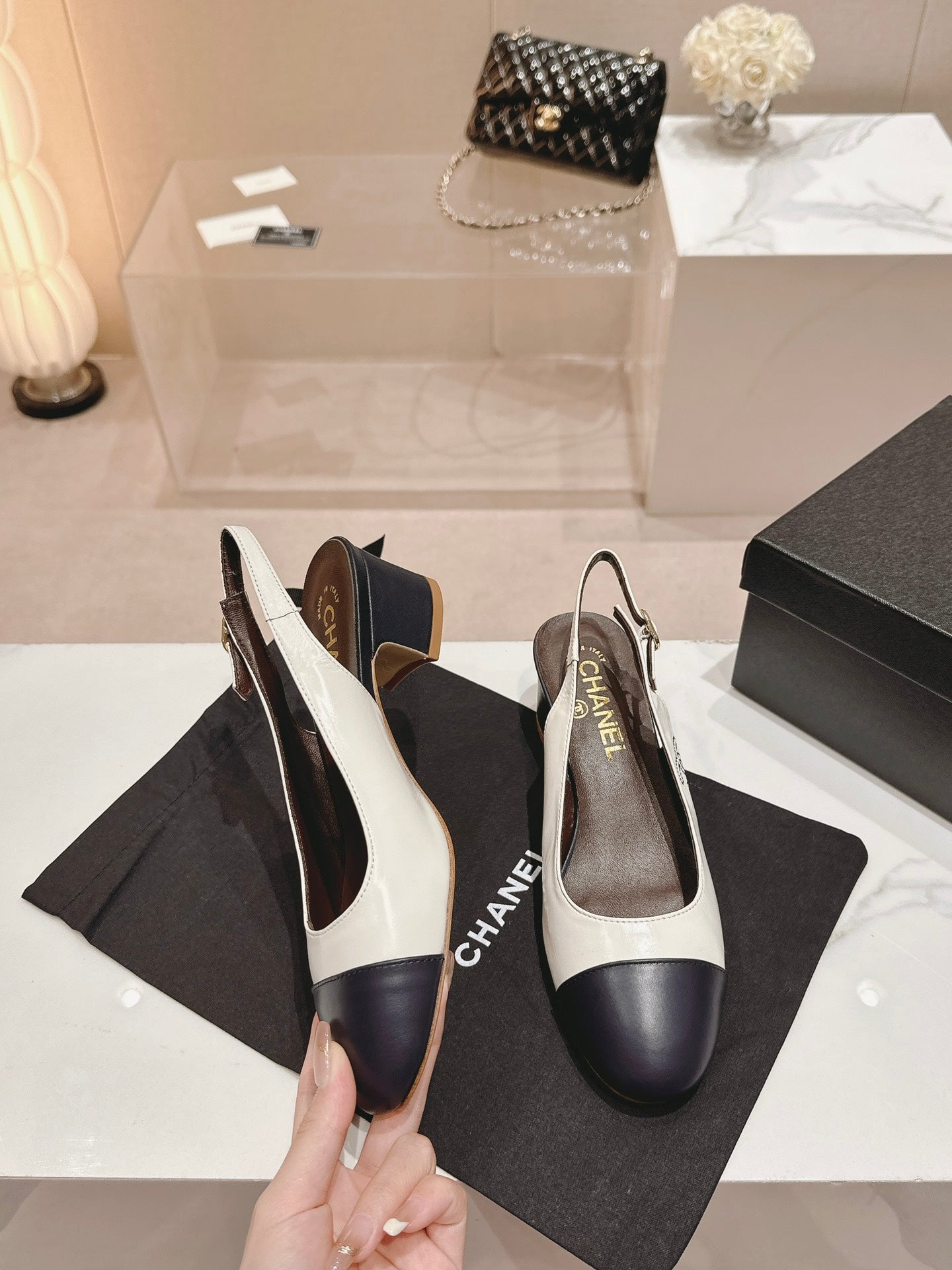 CC 24P SLINGBACKS 45MM WHITE BLACK LAMBSKIN