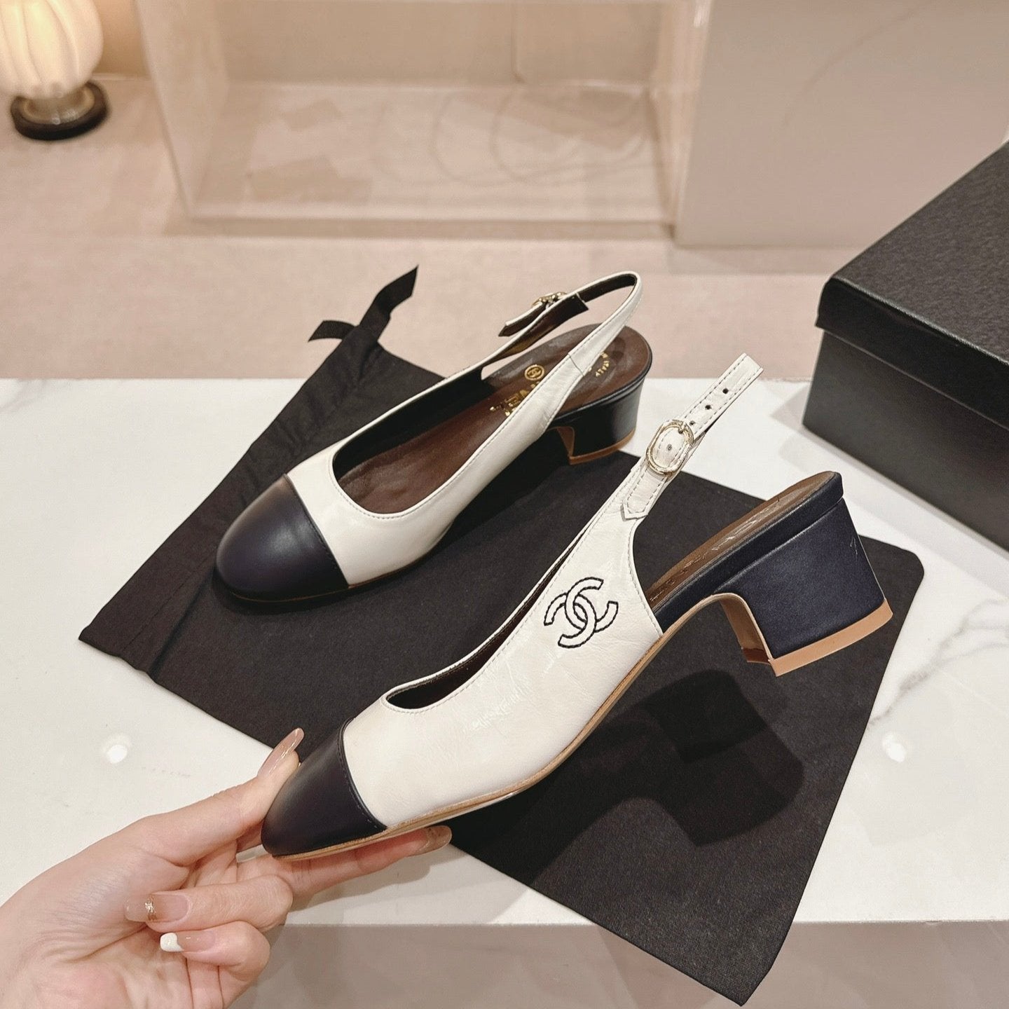 CC 24P SLINGBACKS 45MM WHITE BLACK LAMBSKIN