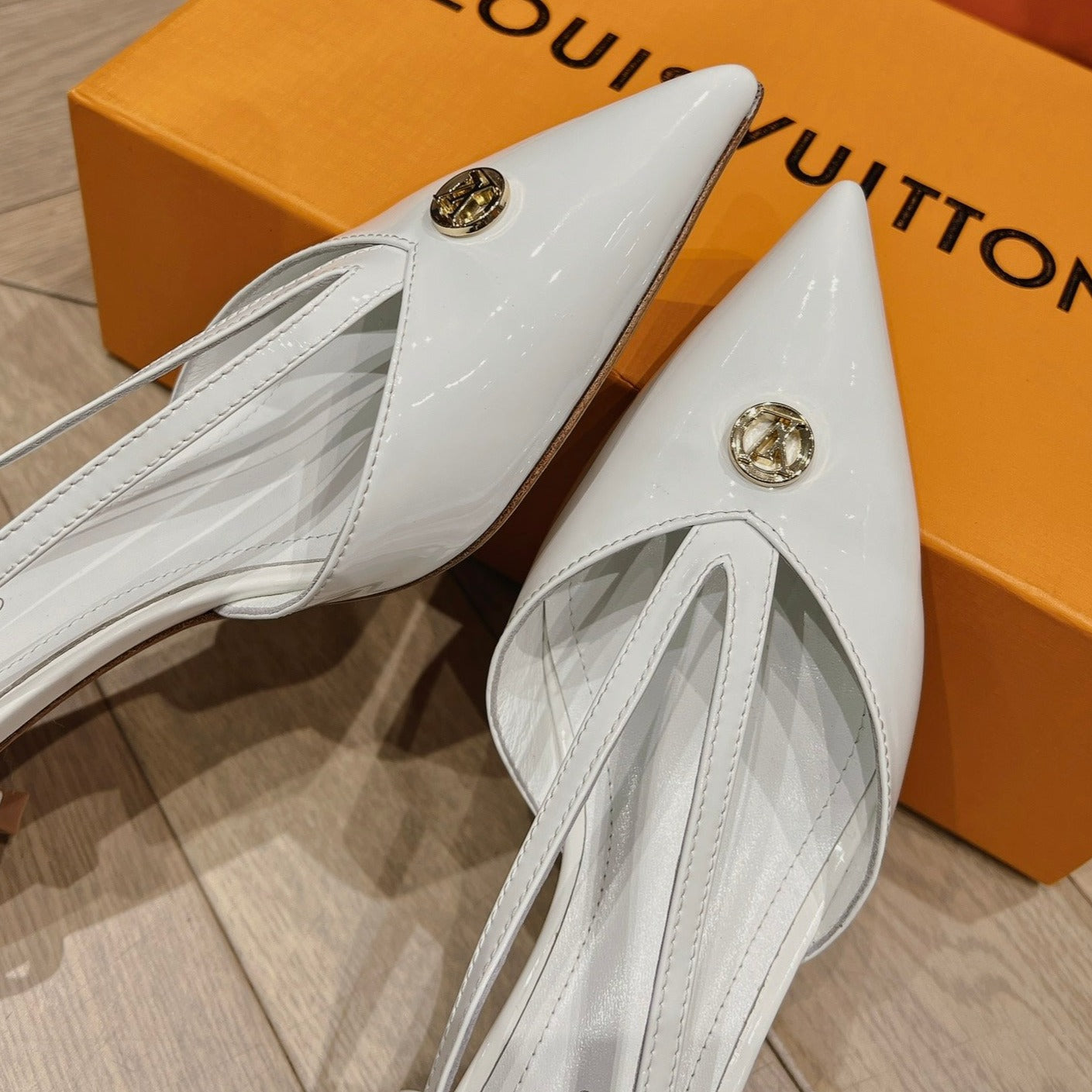 LV LOW HEEL SLINGBACK WHITE