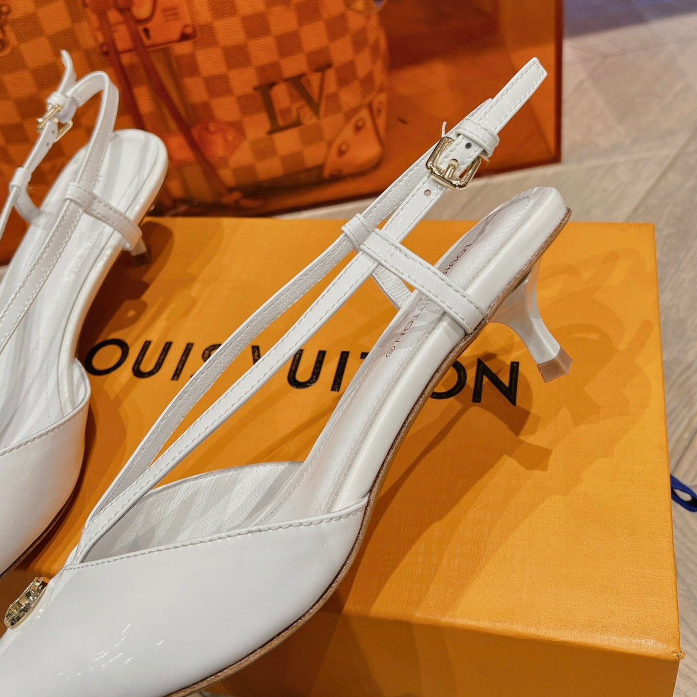 LV LOW HEEL SLINGBACK WHITE