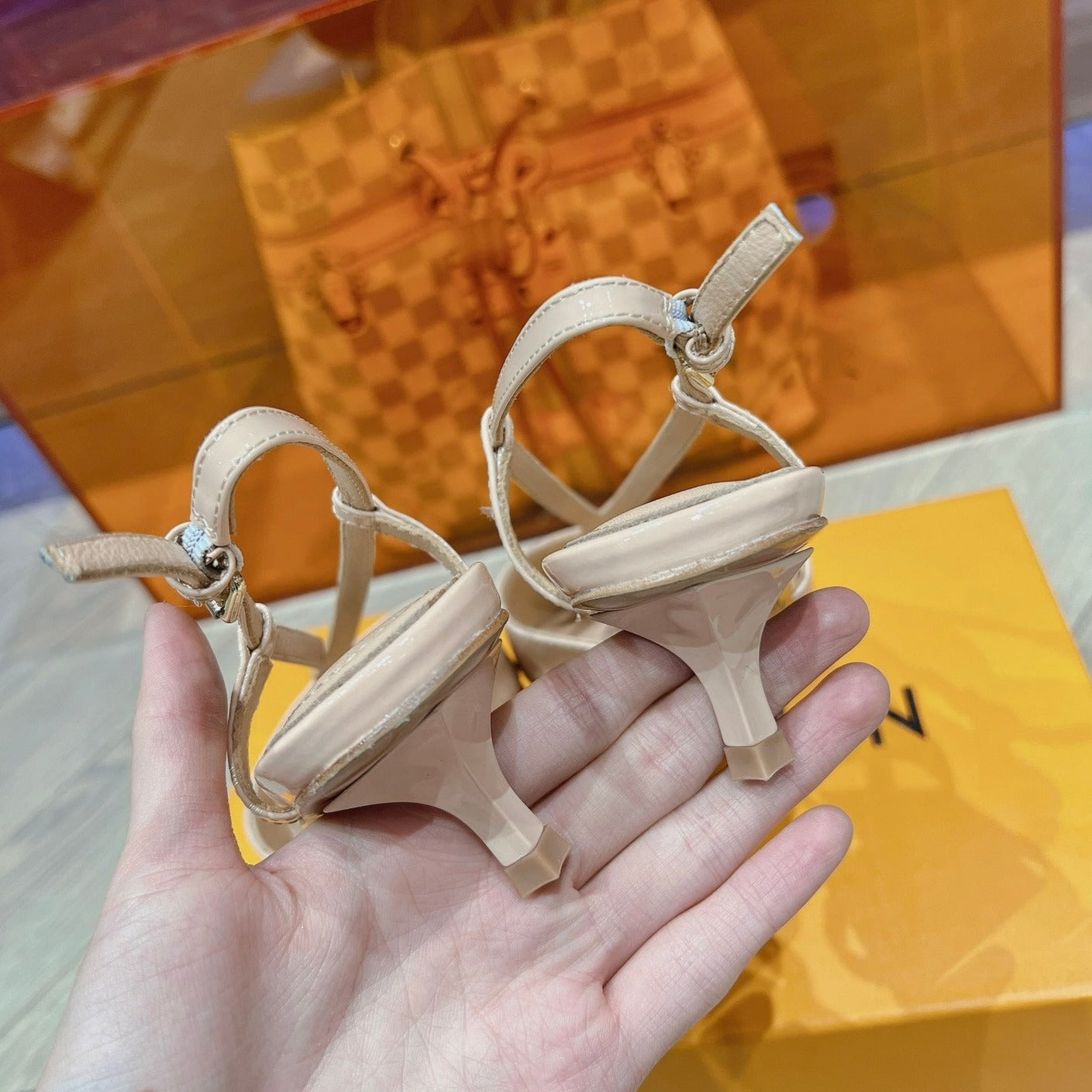 LV LOW HEEL SLINGBACK BEIGE