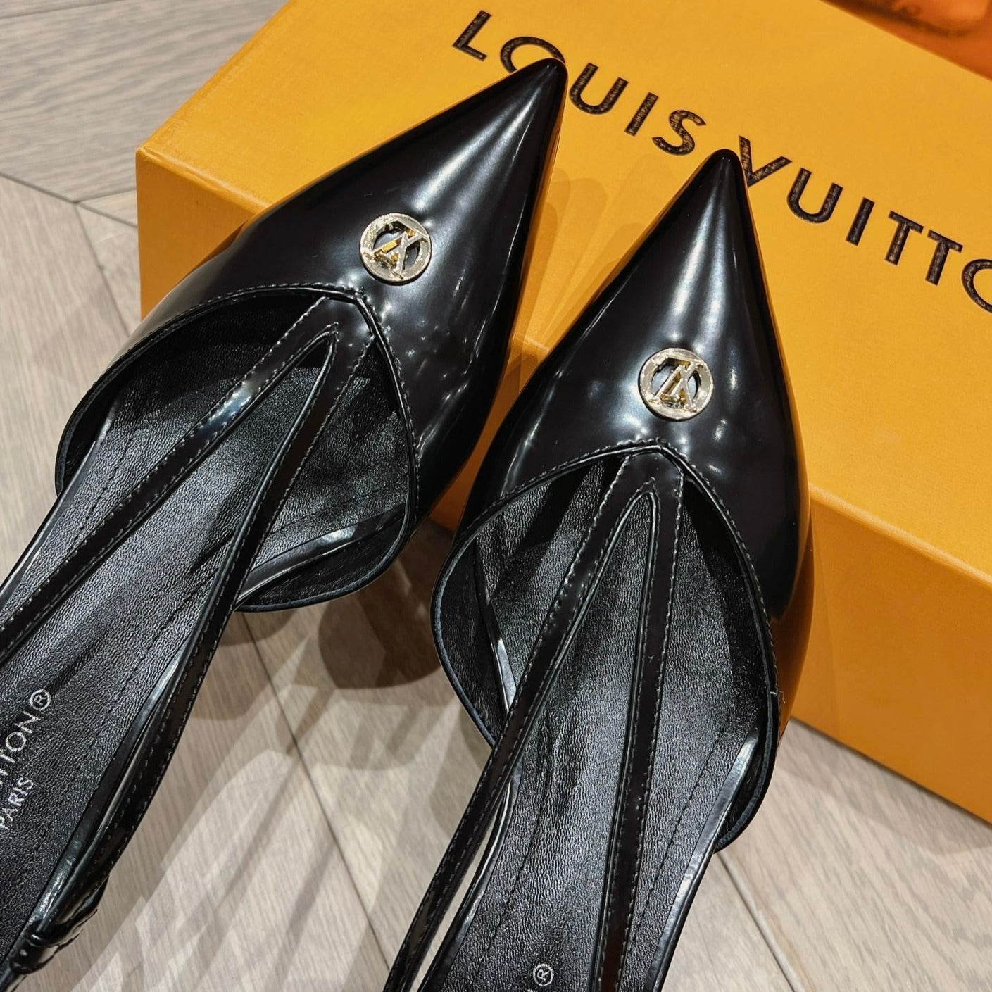 LV LOW HEEL SLINGBACK BLACK