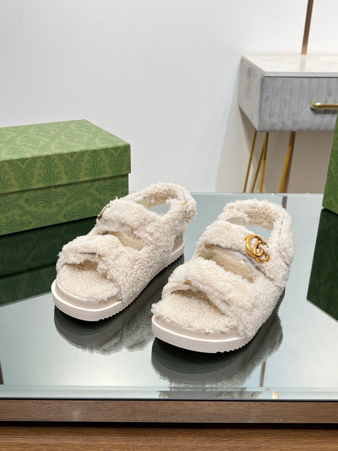 DAD SANDALS IN WHITE FLEECE